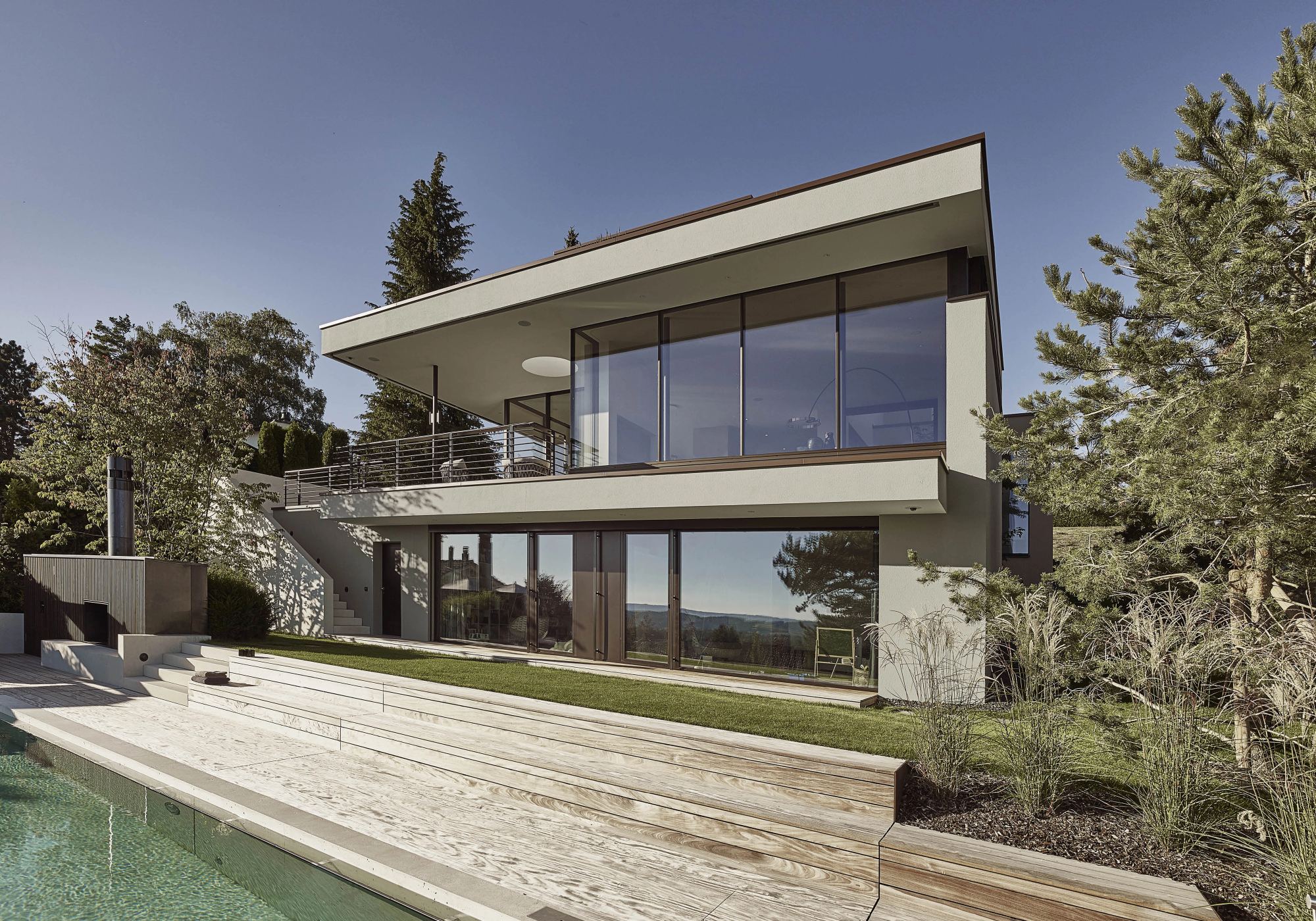 House with cantilevered roof and timber deck – Single-family house in Uitikon
