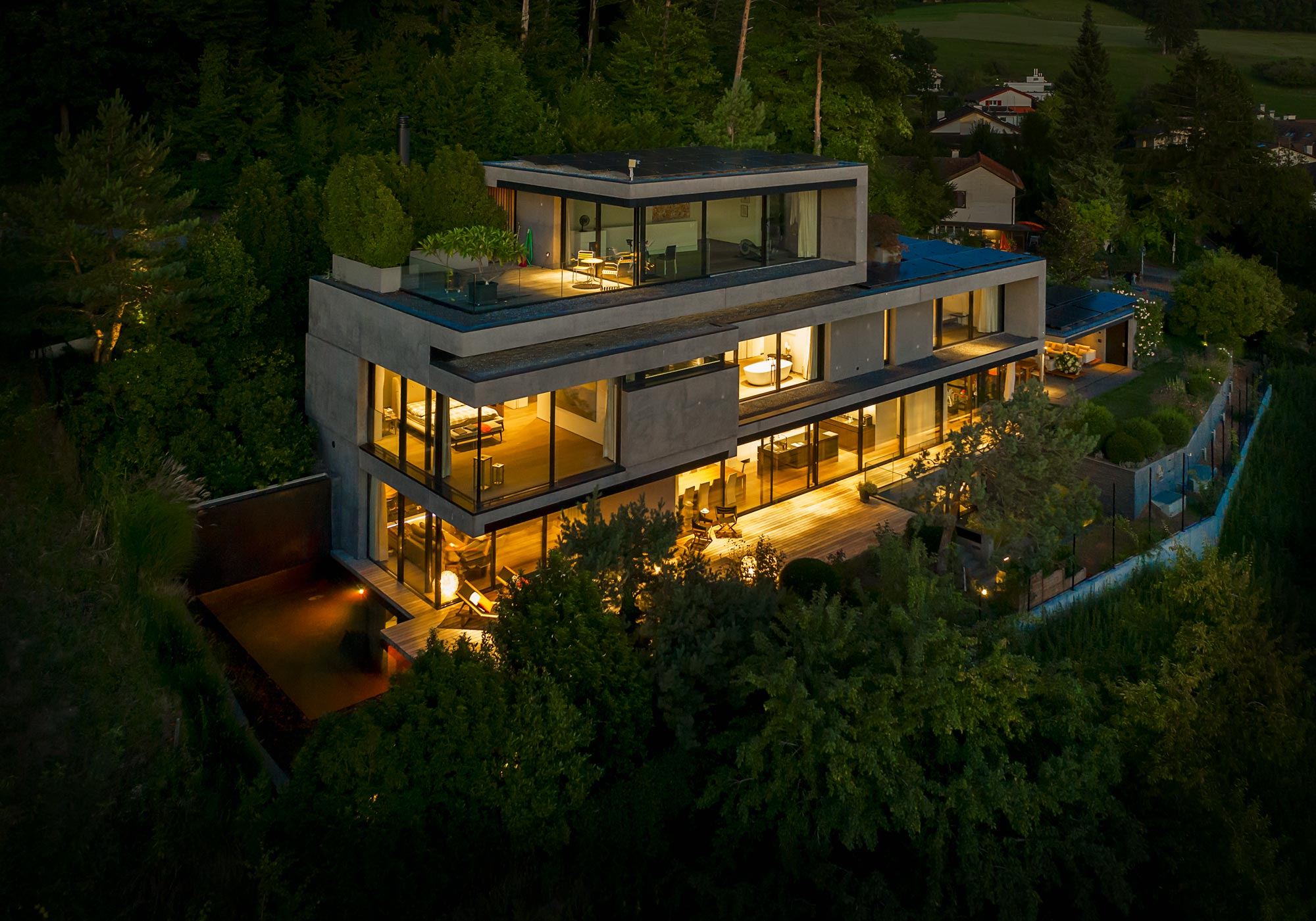 Illuminated terraced house on a wooded slope – Single-family house in Uitikon