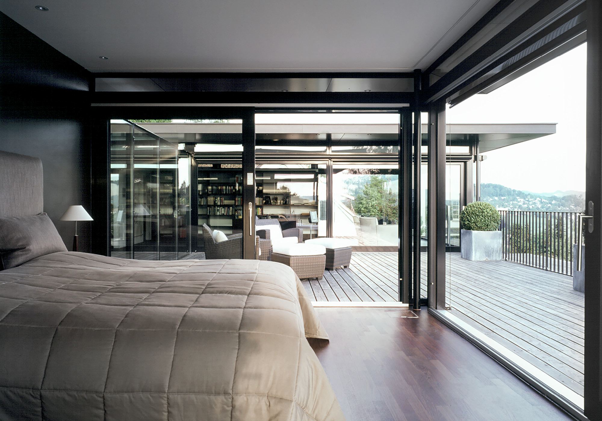 Bedroom with glass front to the terrace – Single-family house in Uitikon