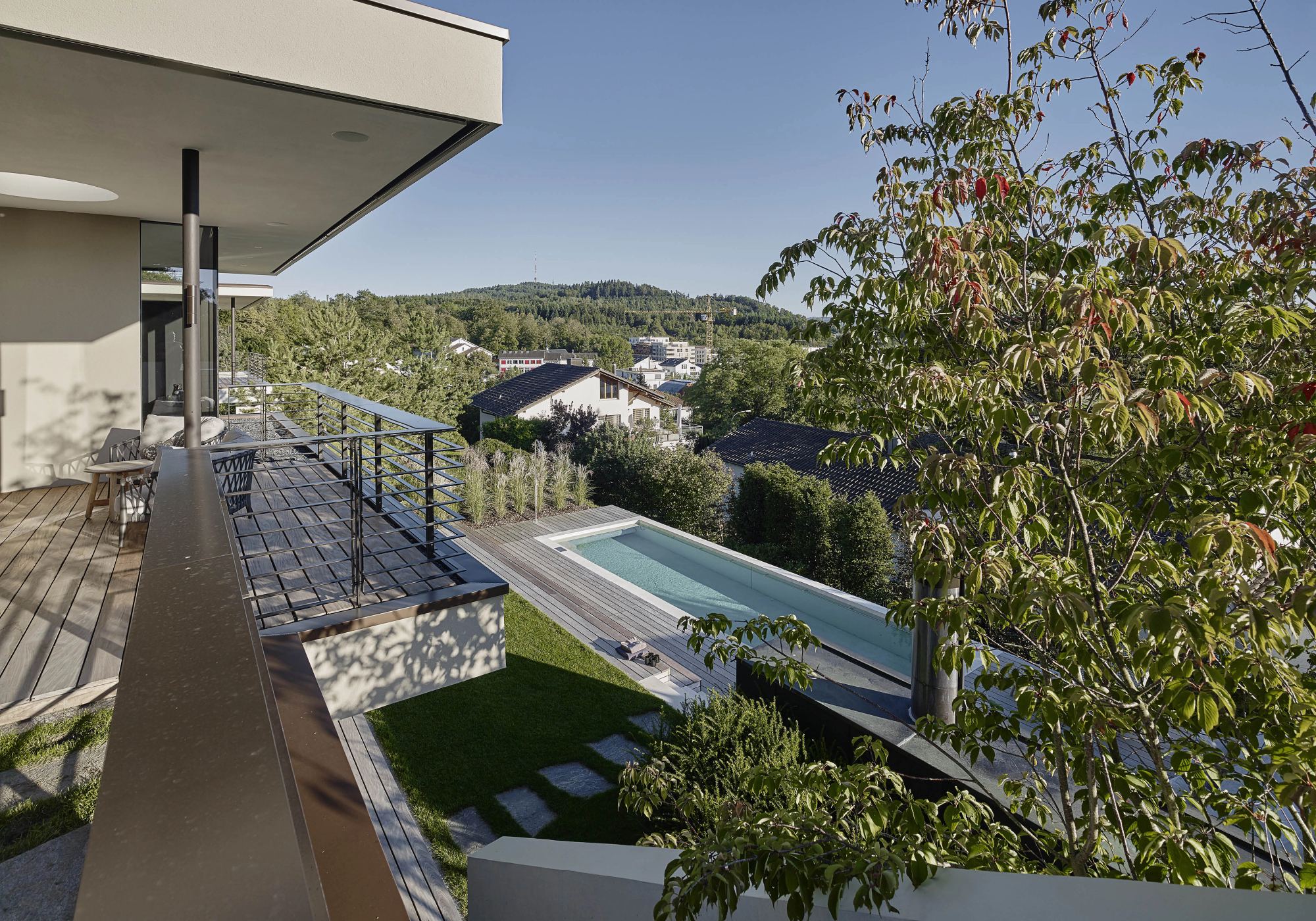 View from the terrace onto garden and pool – Single-family house in Uitikon