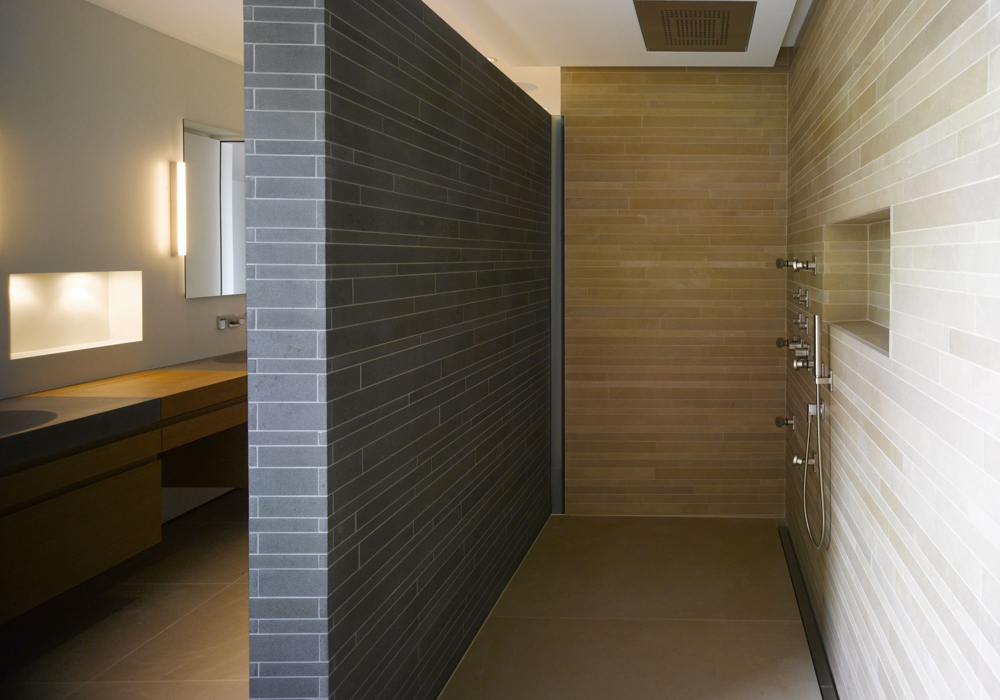 Bathroom with timber walls and stone wall – Single-family house in Uitikon