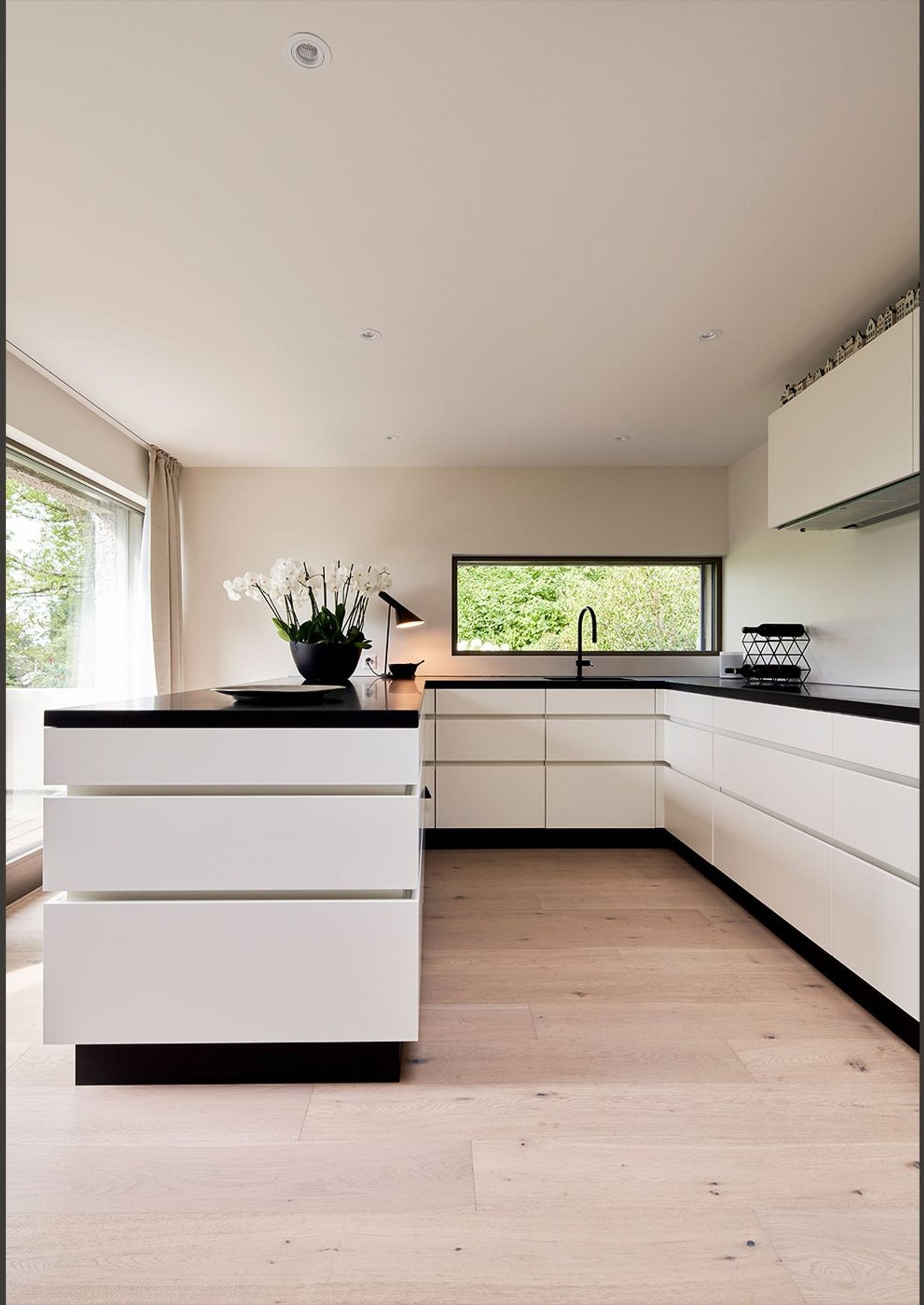 Kitchen island with white drawers and ribbon window – Interiors and landscape, Wettswil