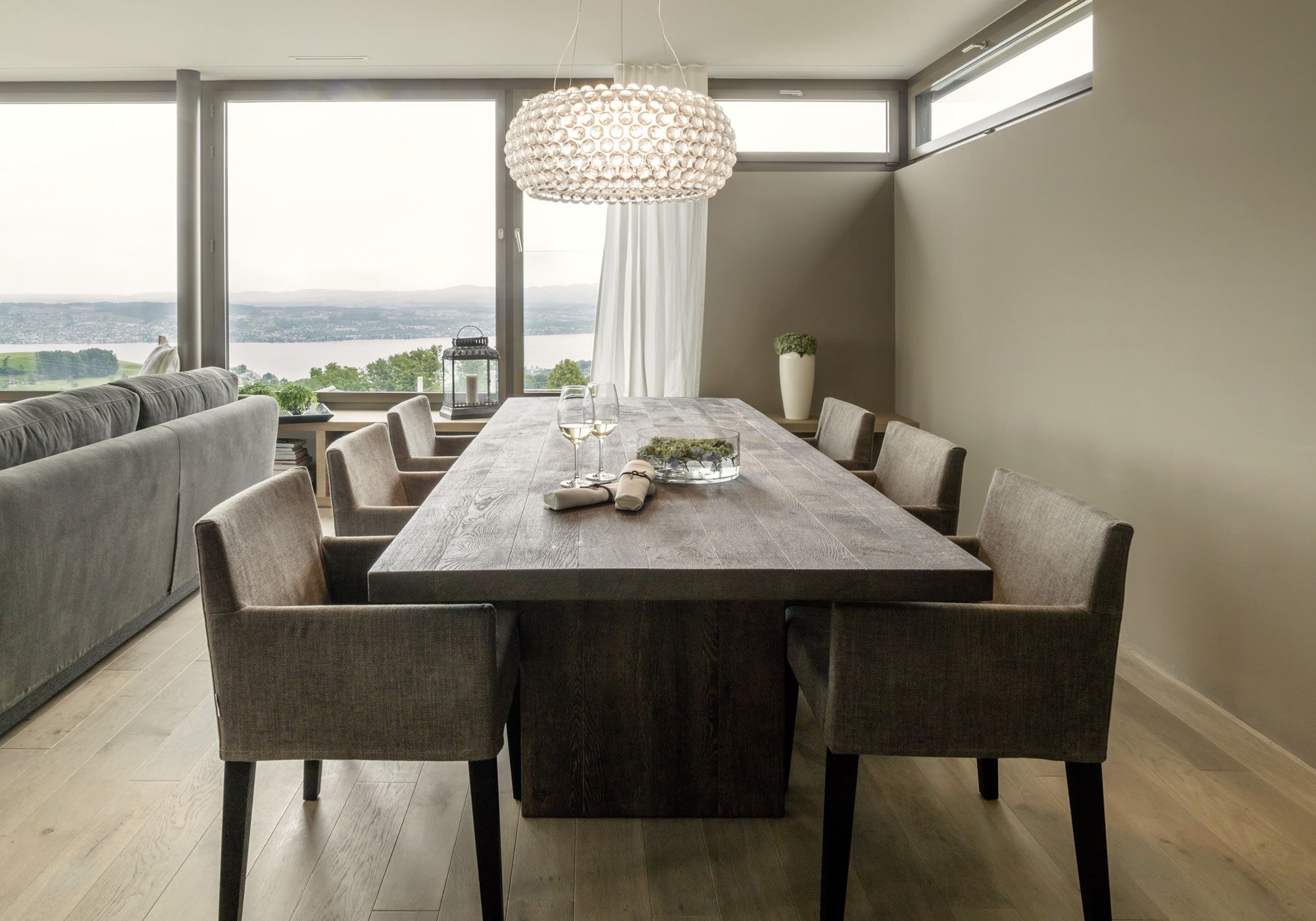 Timber dining table with lake view – Single-family house in Schindellegi