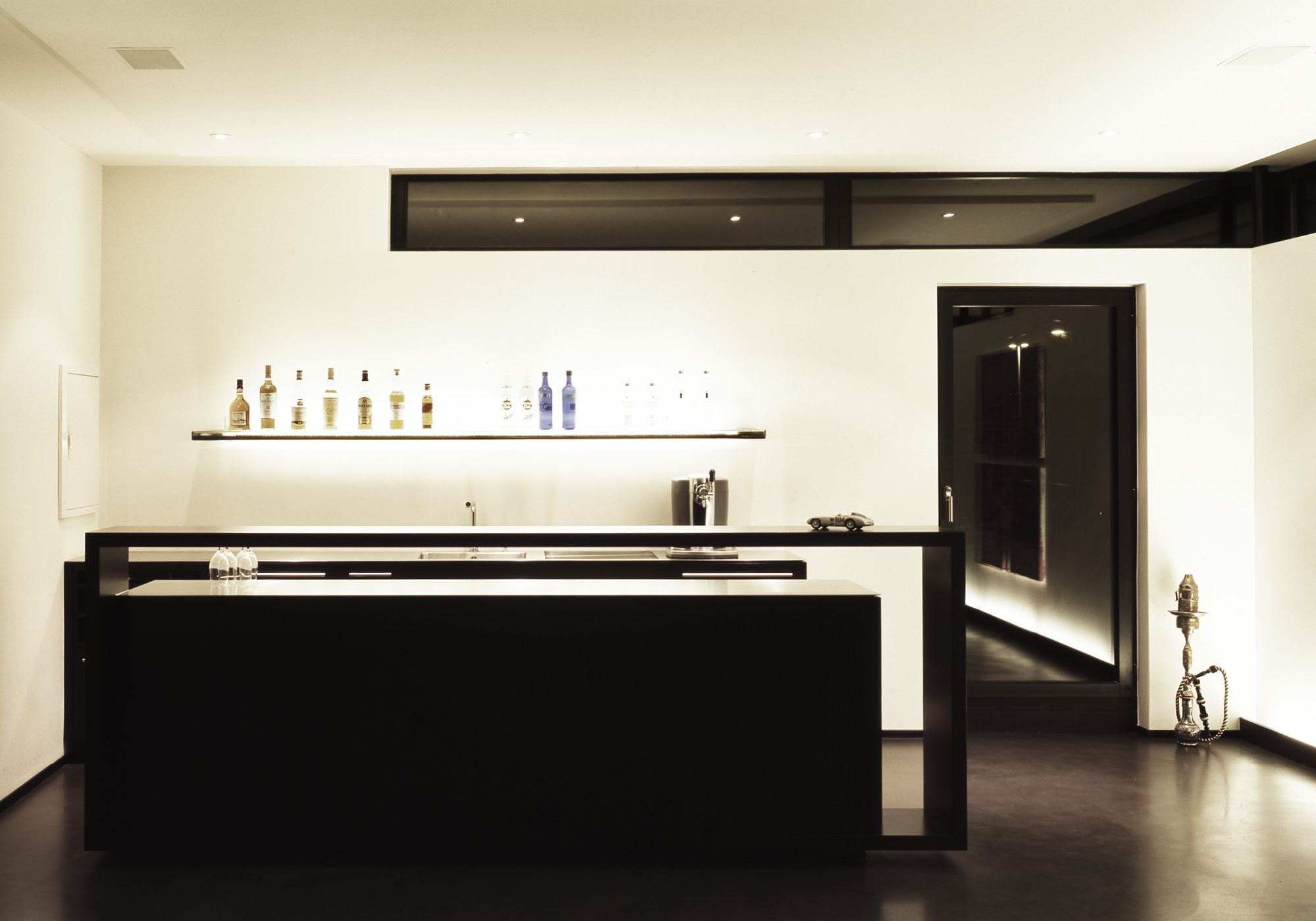 Bar with illuminated bottle shelf – Single-family house in Dietikon