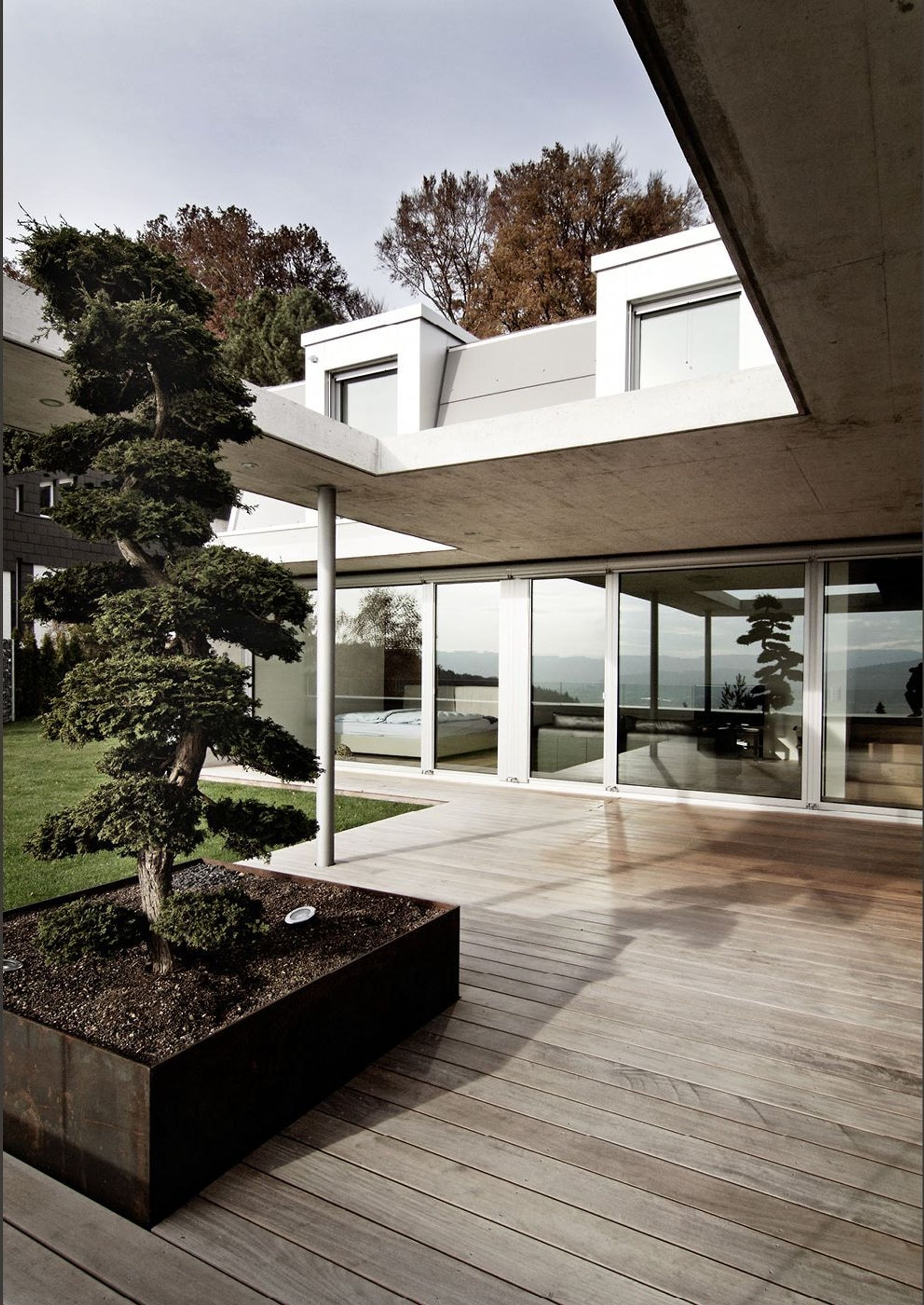 Planter with topiary on the timber terrace – Single-family house in Boppelsen