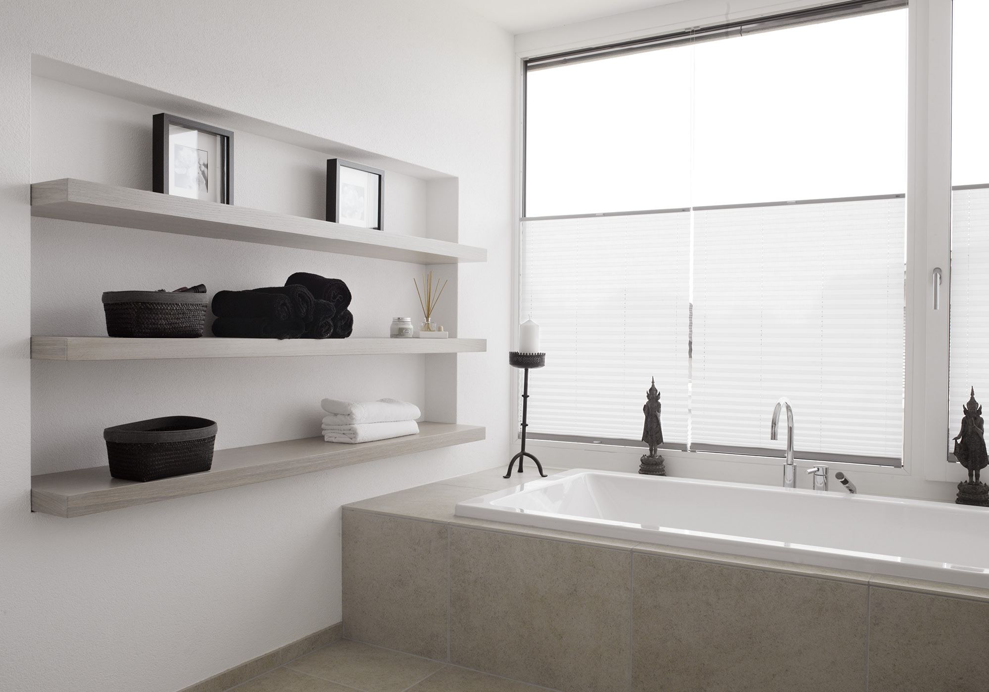 Bathtub below the window with wall shelves – Single-family house in Möriken