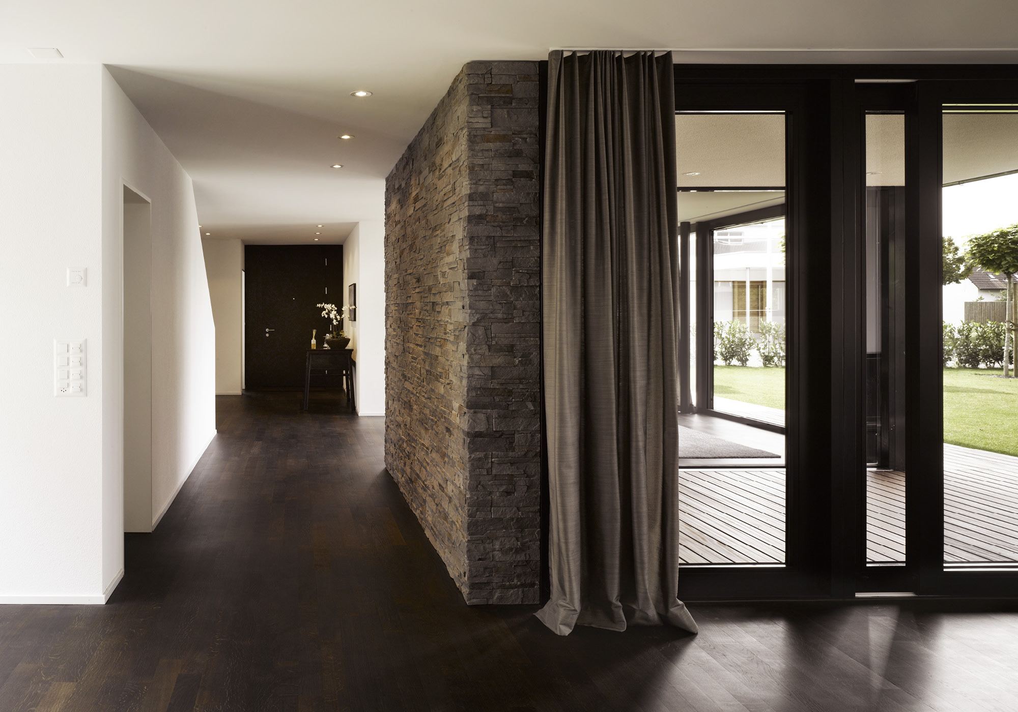 Hallway with natural stone wall and curtain – Single-family house in Möriken