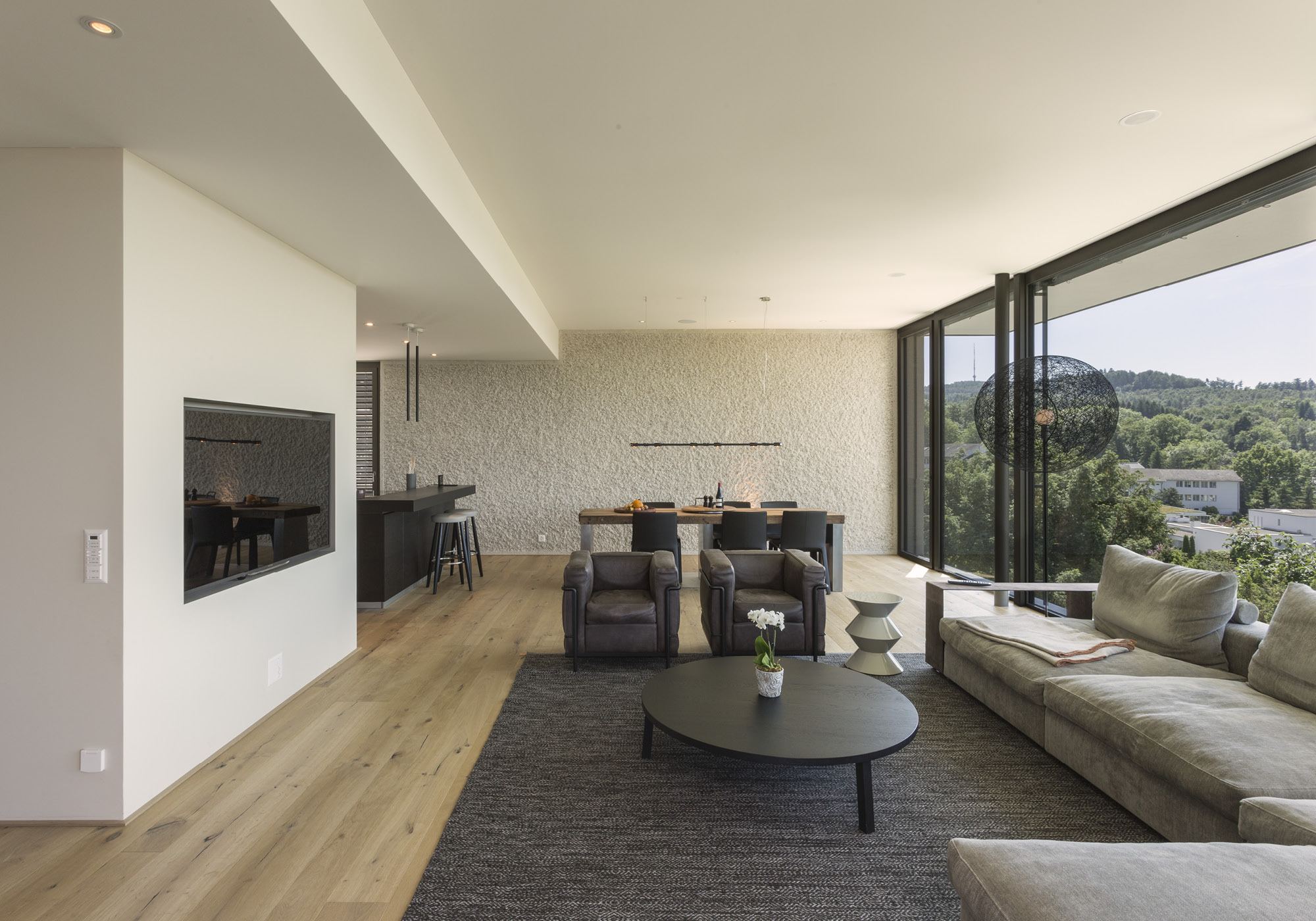 Living area with view through to the dining area – Single-family house in Uitikon