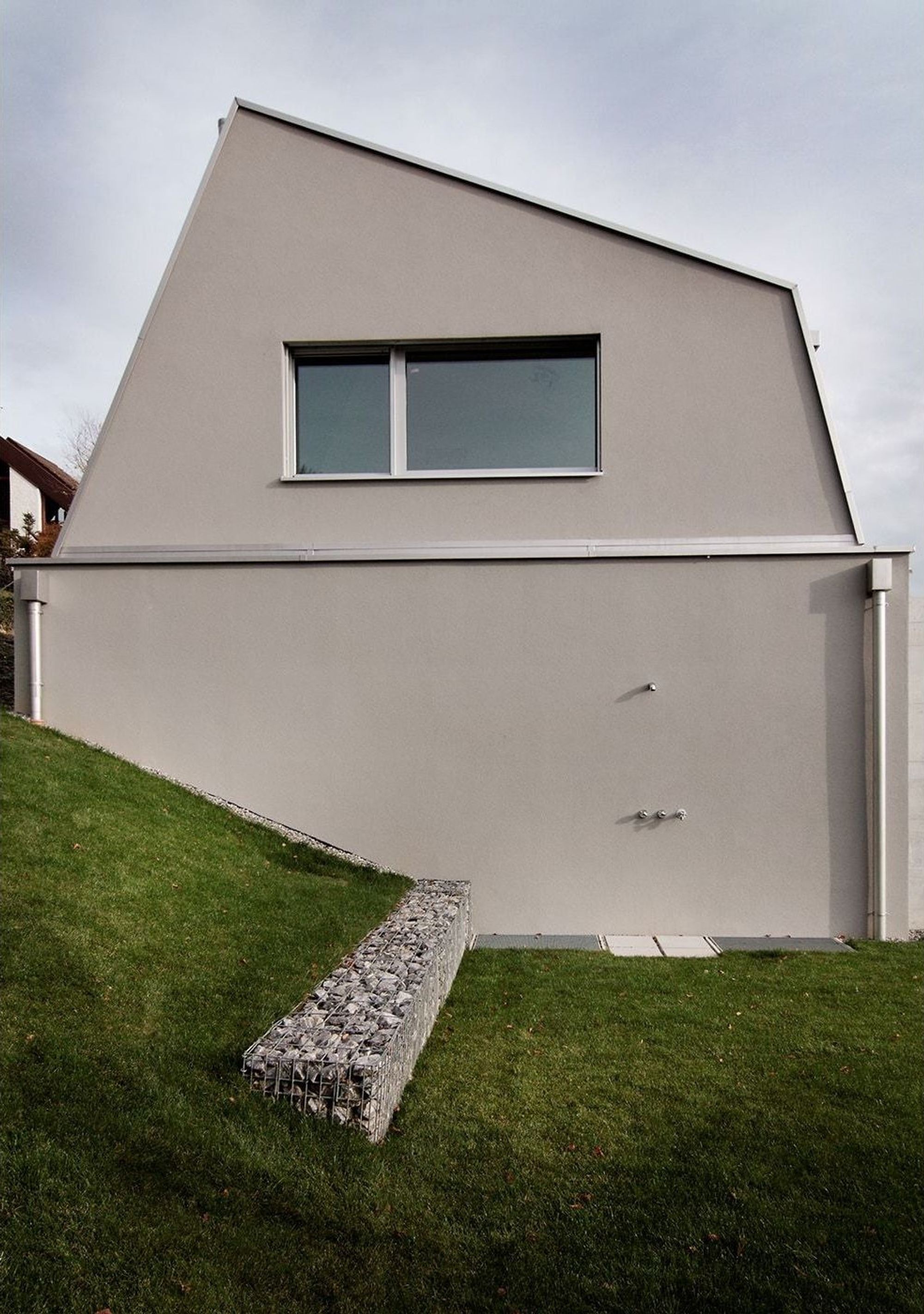 Gable facade above the sloping lawn – Single-family house in Boppelsen