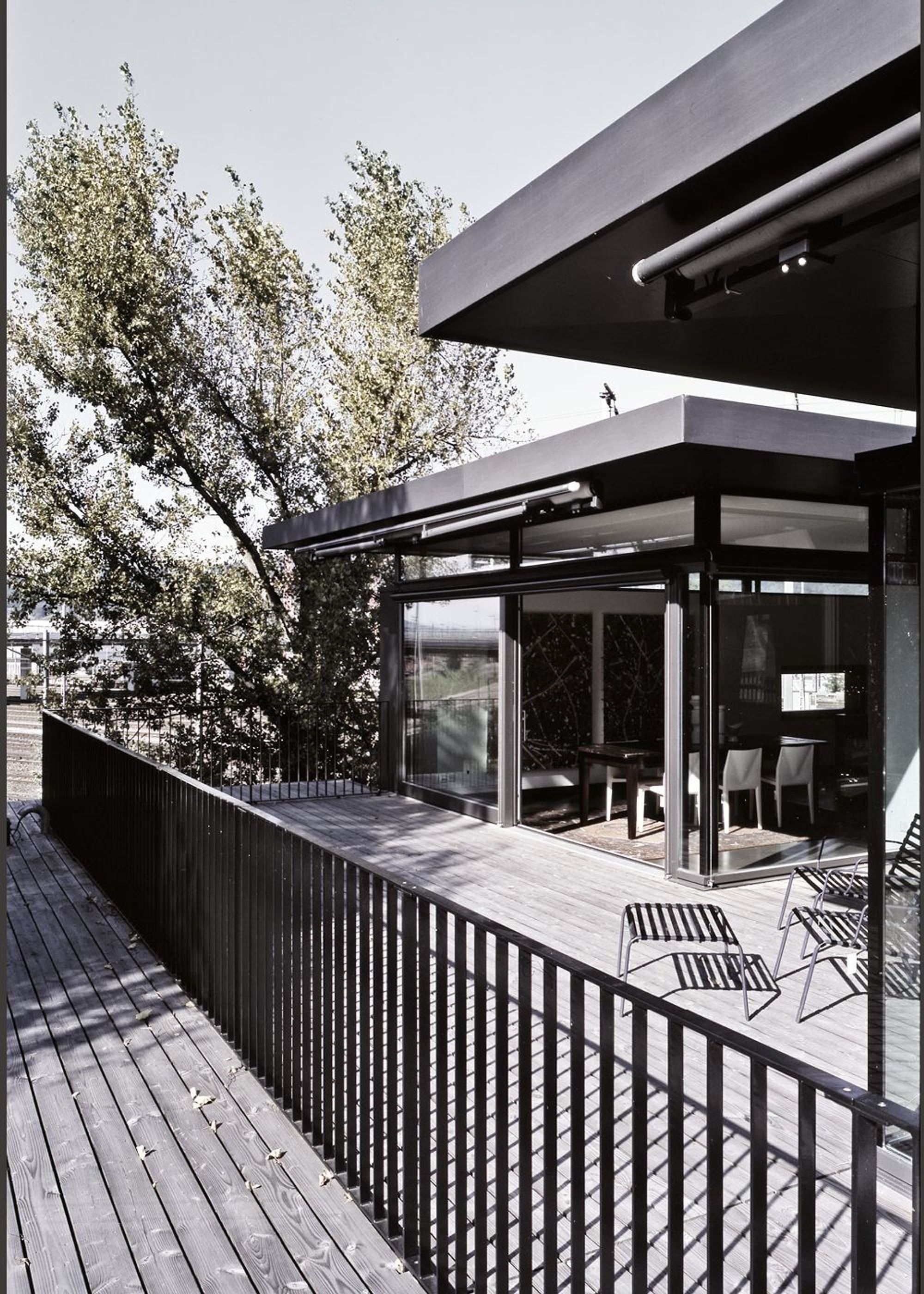 Balcony with steel railing and canopy – Single-family house in Dietikon