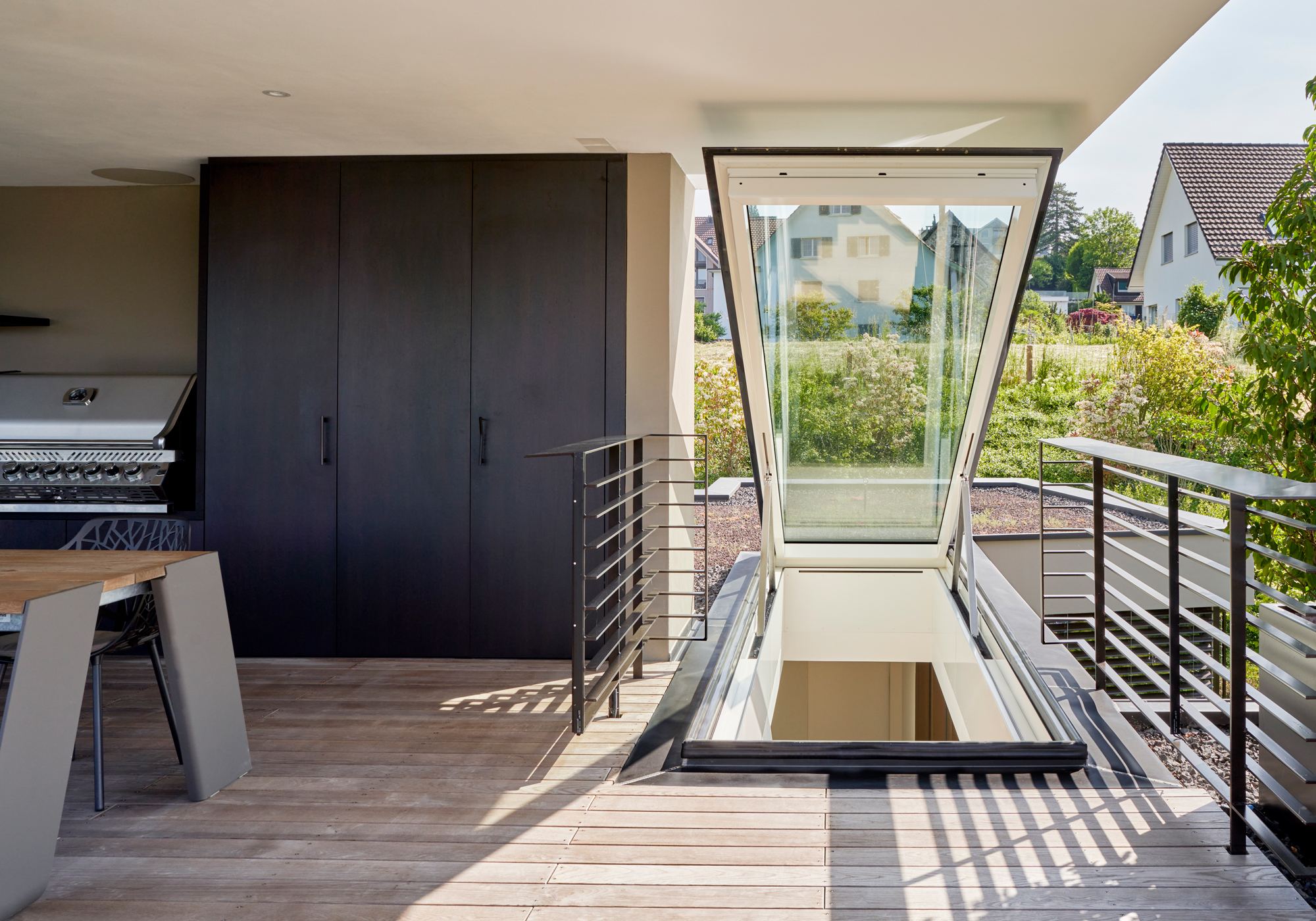 Glazed roof hatch to the roof terrace – Single-family house in Herrliberg