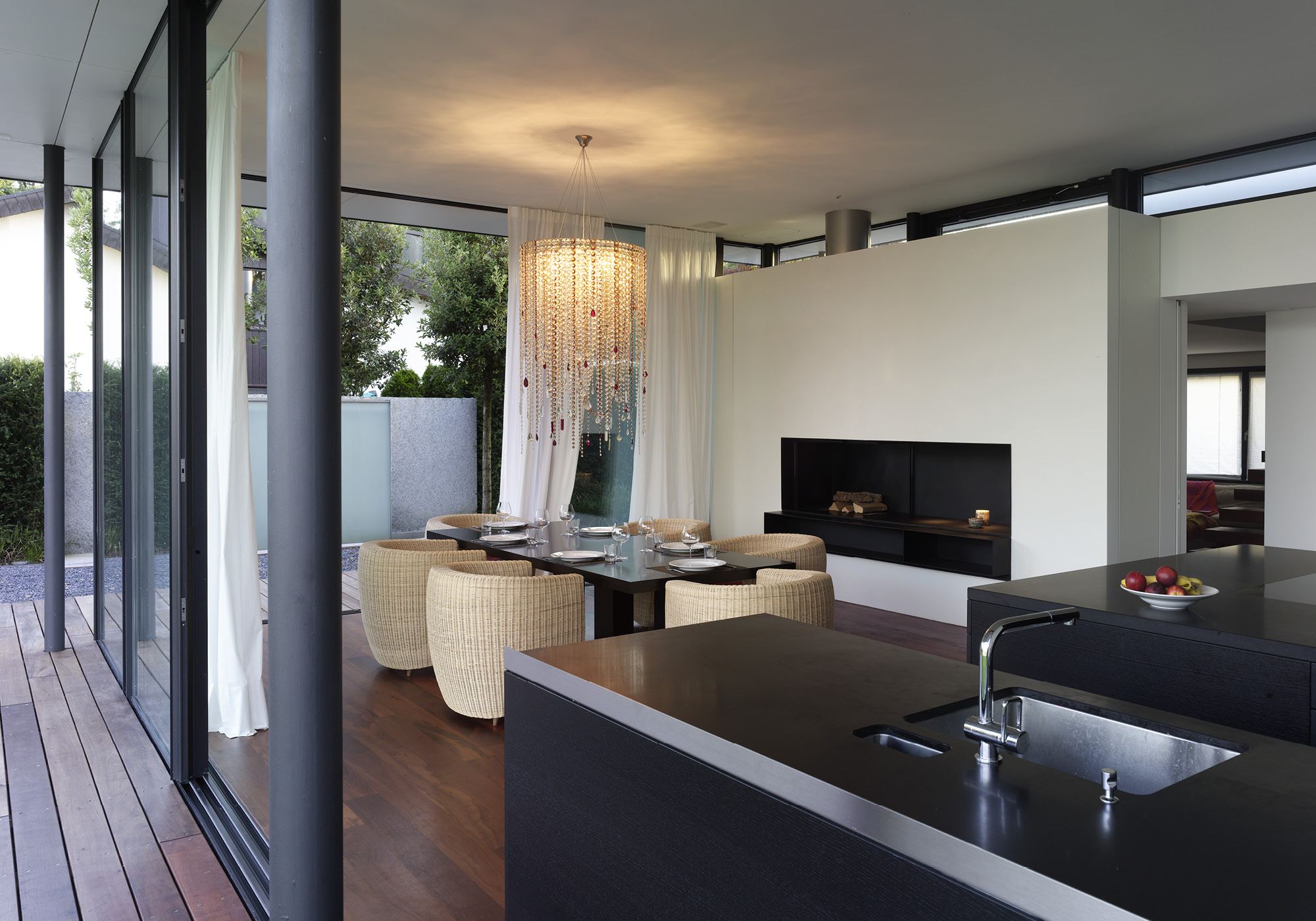 Open kitchen with dining table and fireplace – Single-family house in Lachen