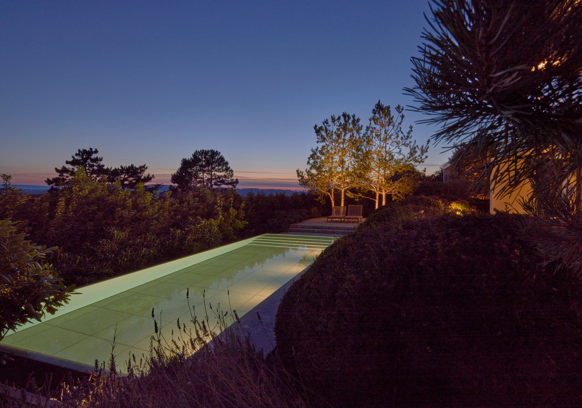 Lit pool in the garden at dusk – Single-family house in Uitikon