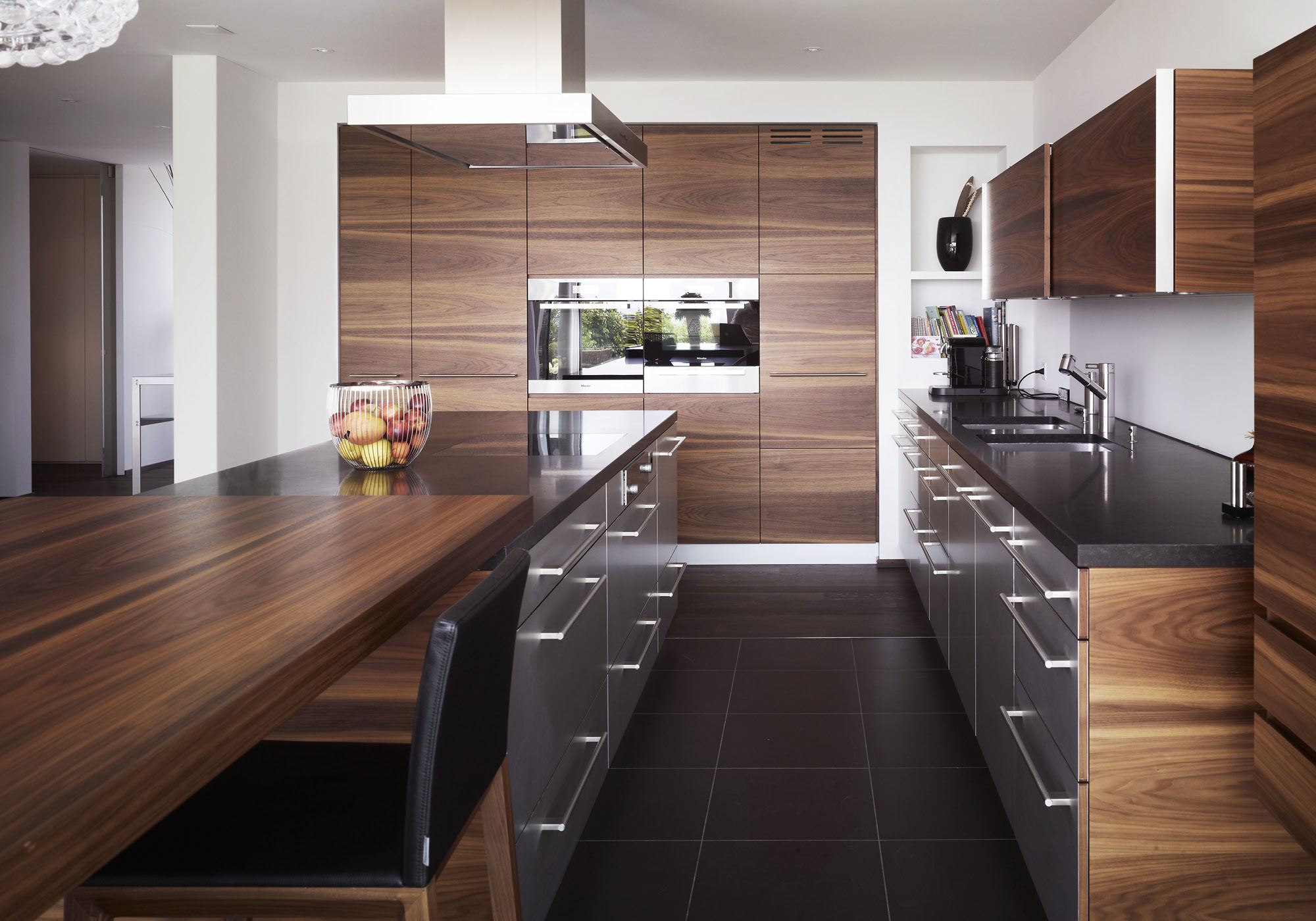 Island with timber counter and dark floor – Single-family house in Russikon
