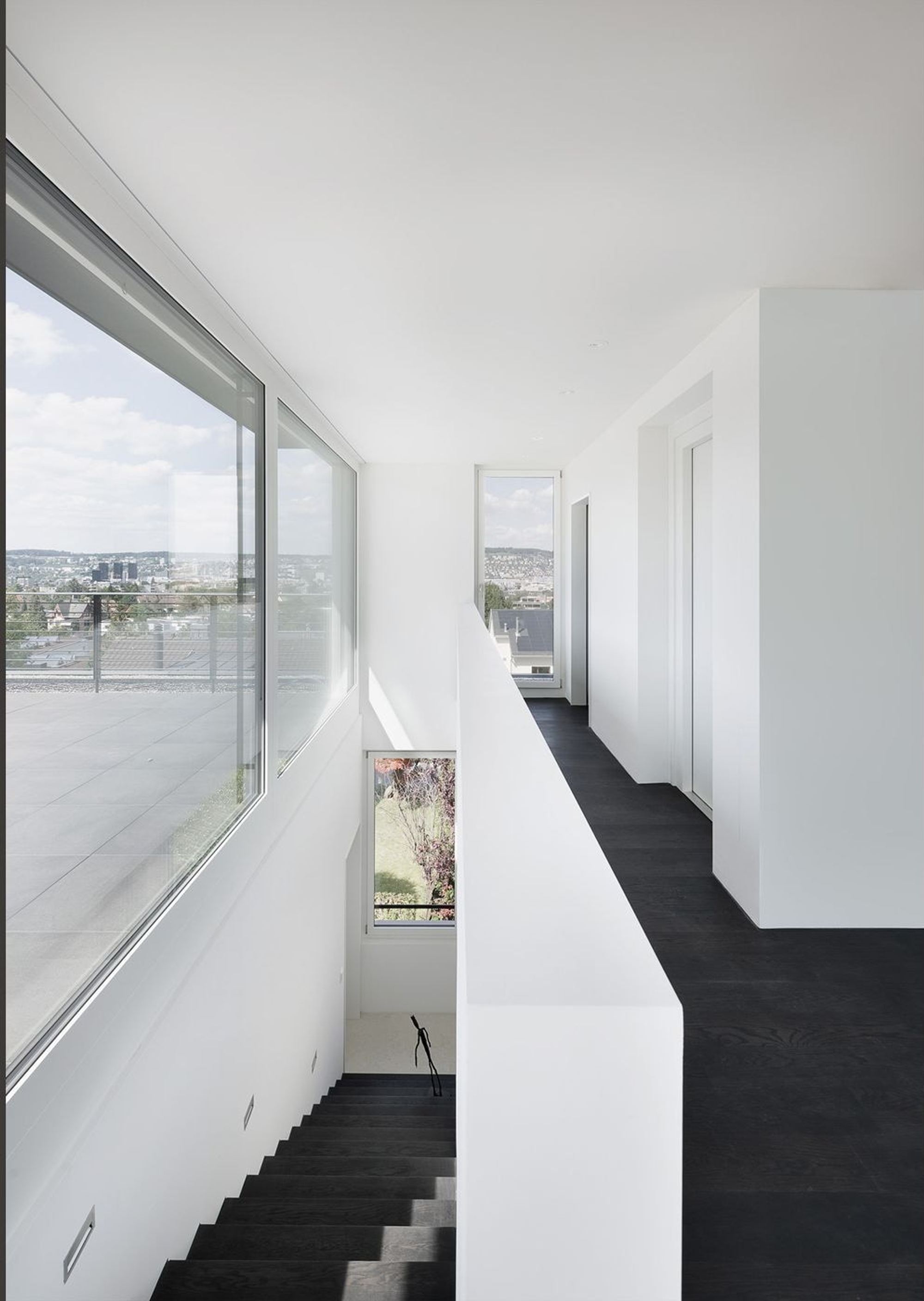 Gallery looking down onto the staircase – Single-family house in Zürich