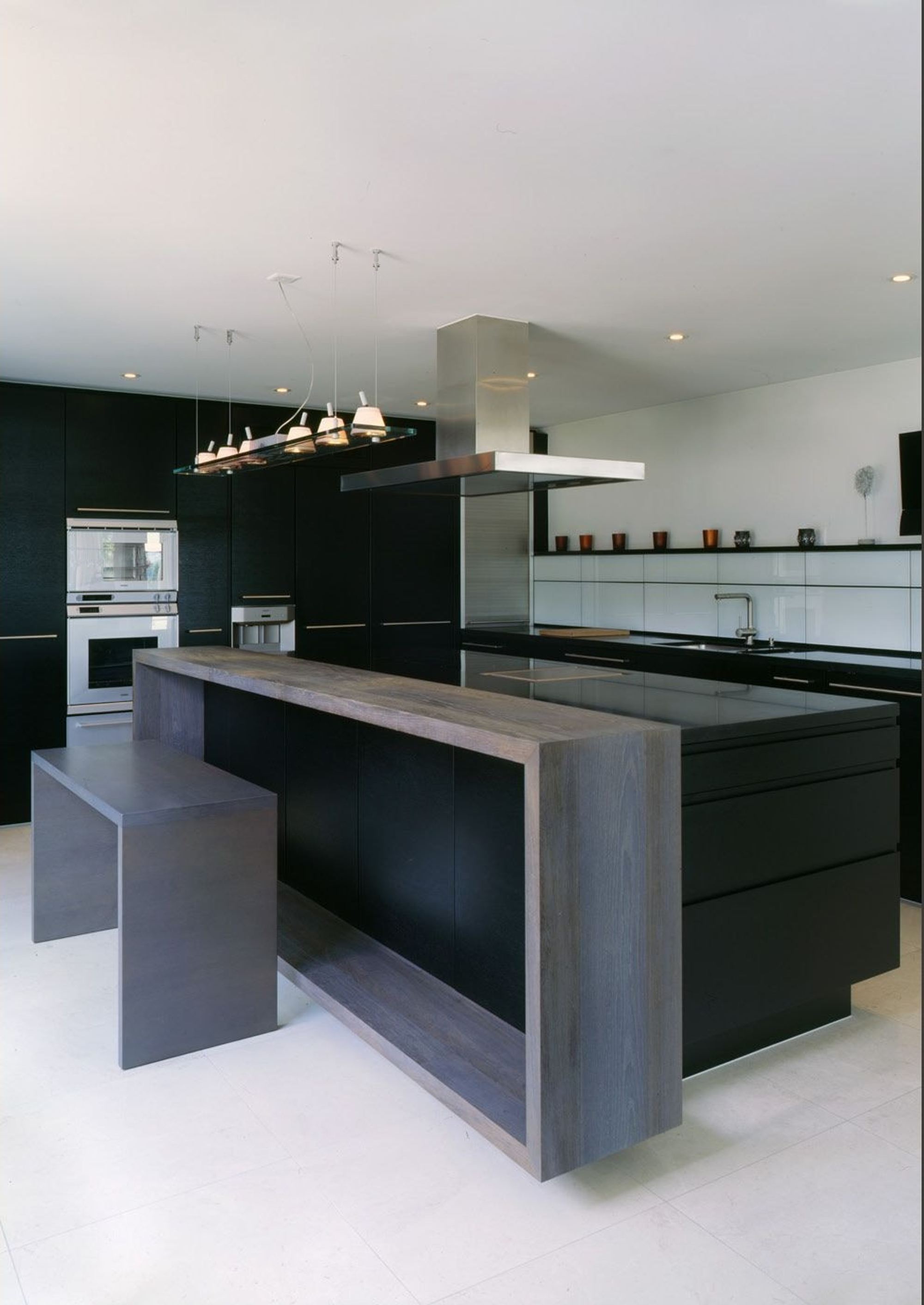 Dark kitchen with island and counter – Single-family house in Uitikon