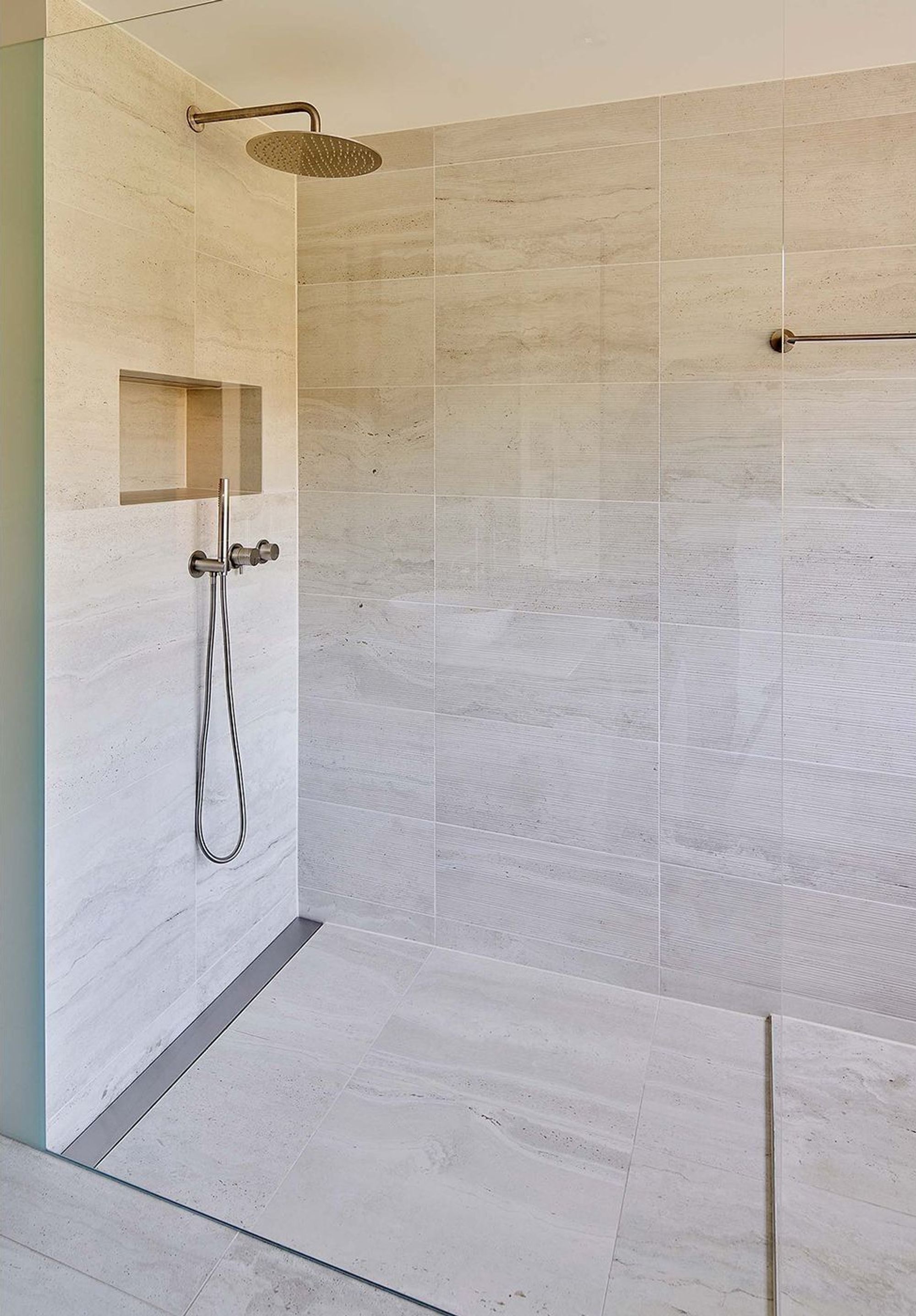 Walk-in shower with light stone tiles – Interiors and landscape, Zumikon