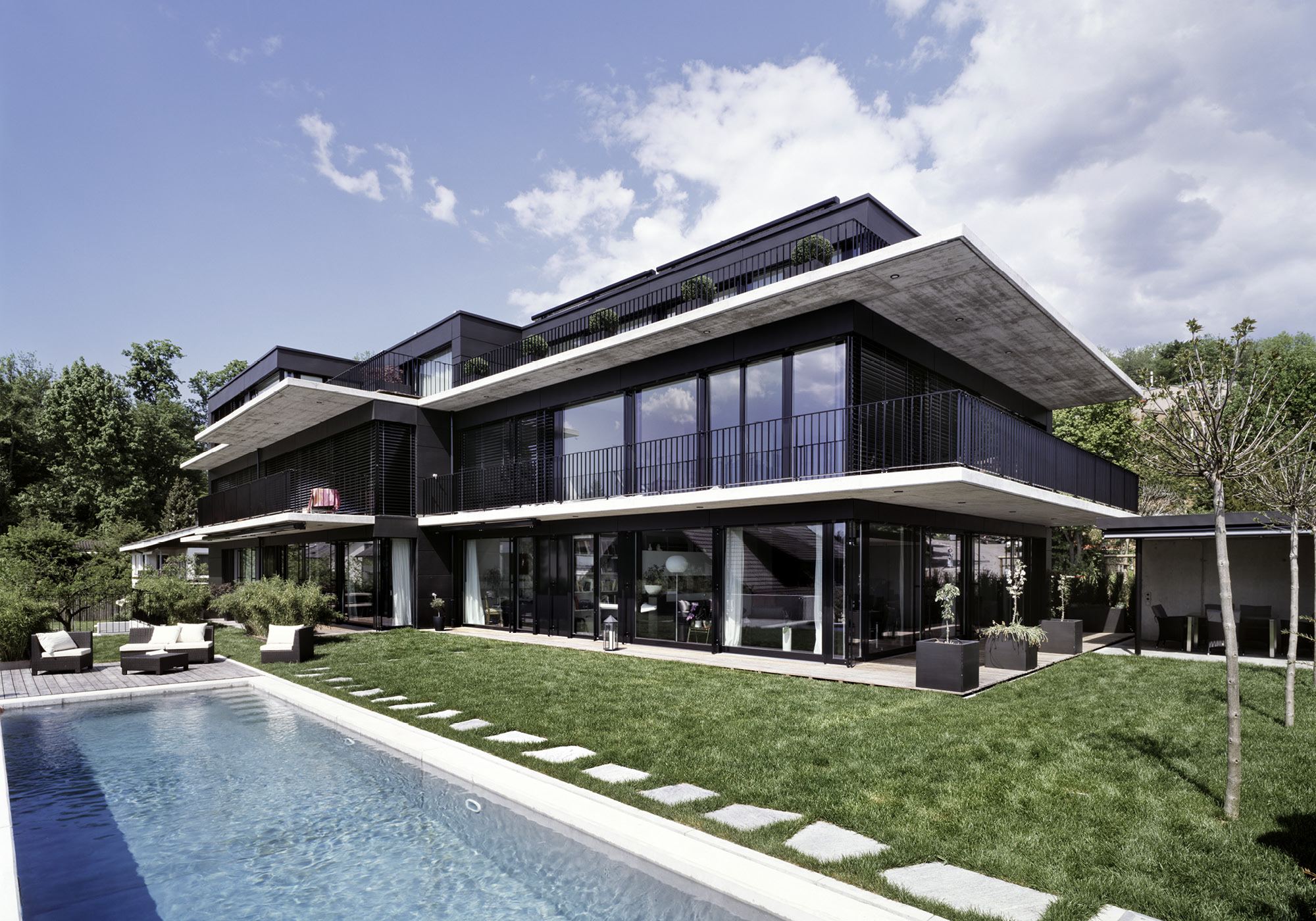 Pool in front of the glazed garden facade – Apartment building in Uitikon