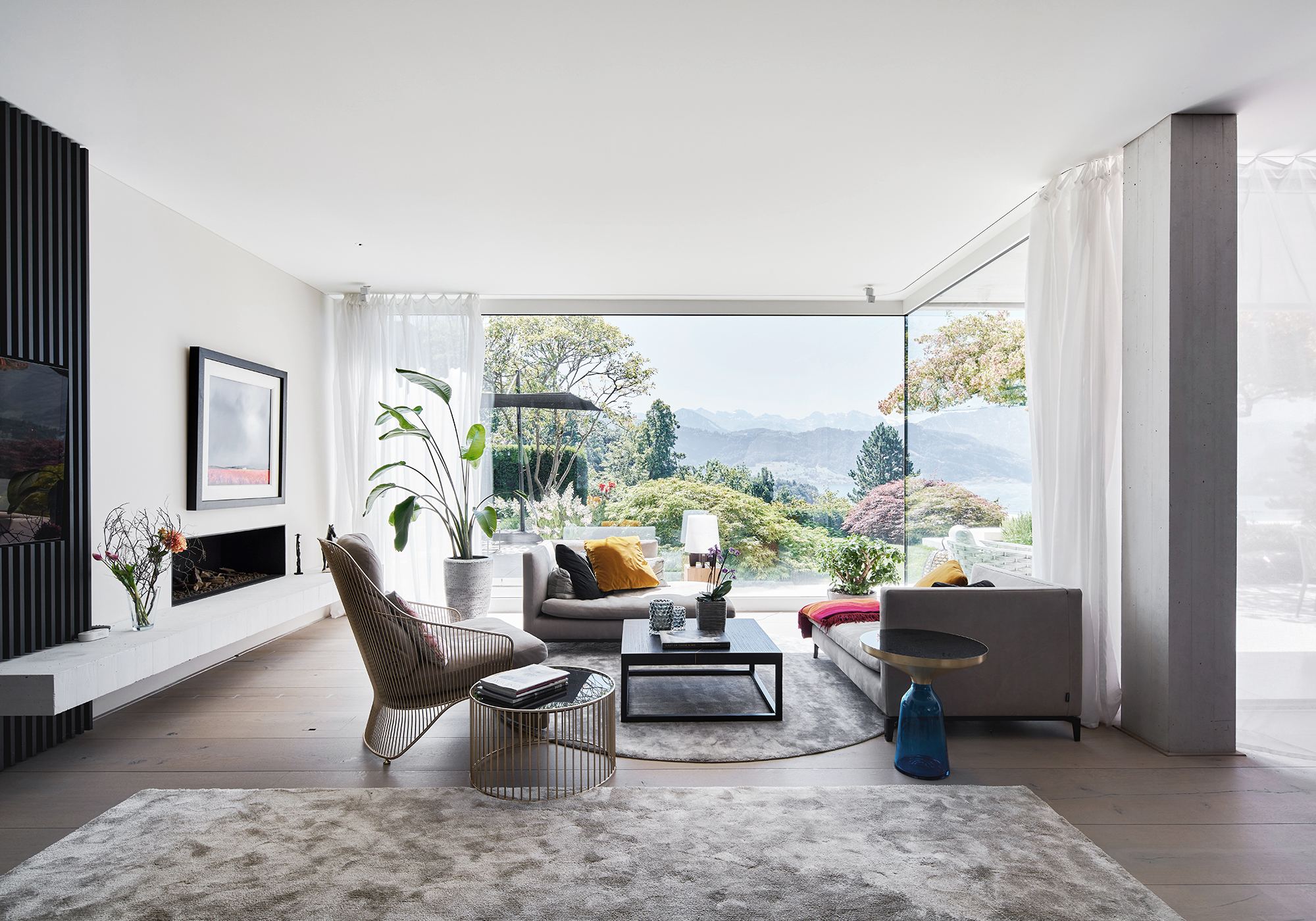 Living room with corner glazing and lake view – Interiors and landscape, Luzern