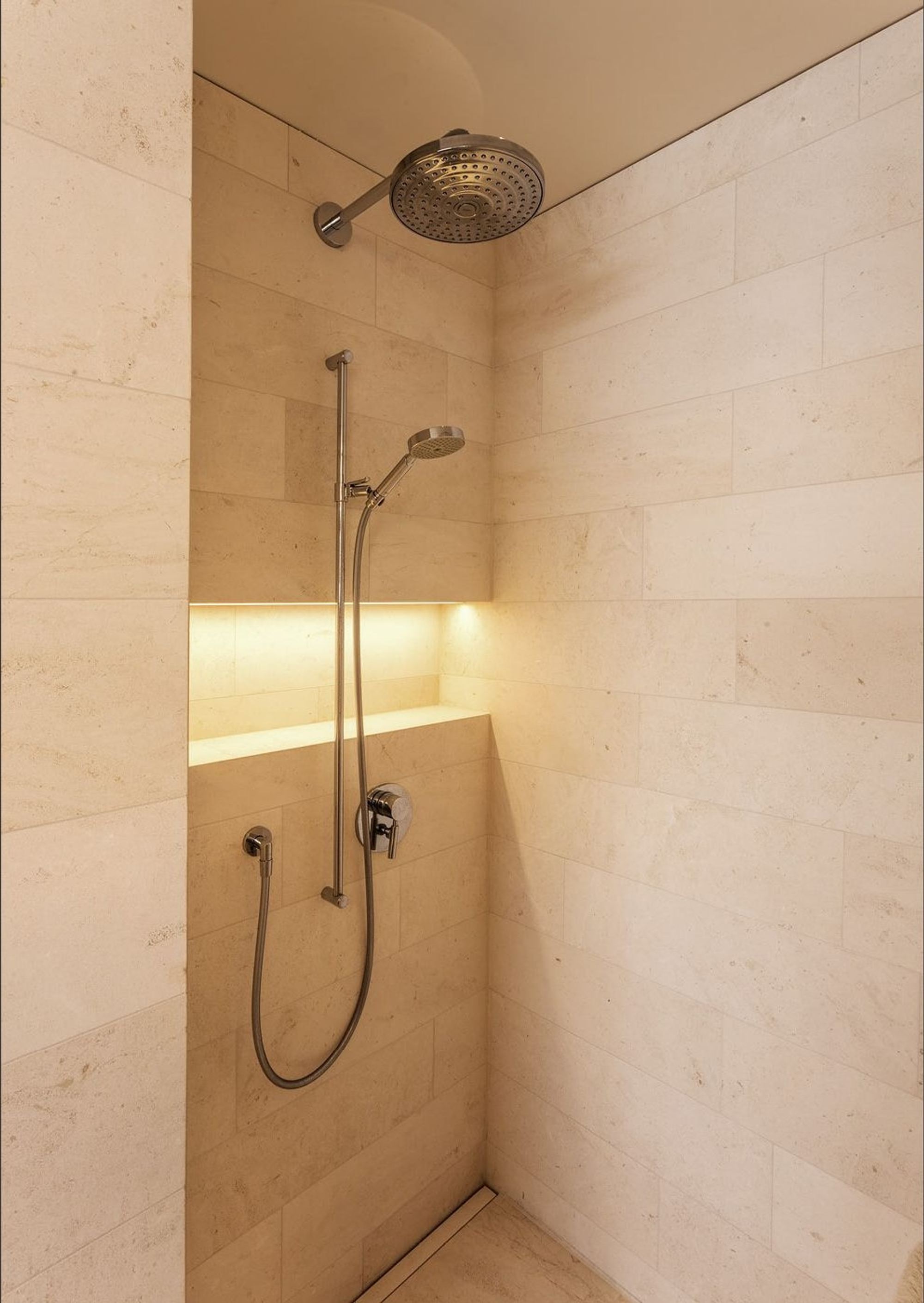 Shower with natural stone walls and lit niche – Interiors and landscape, Herrliberg