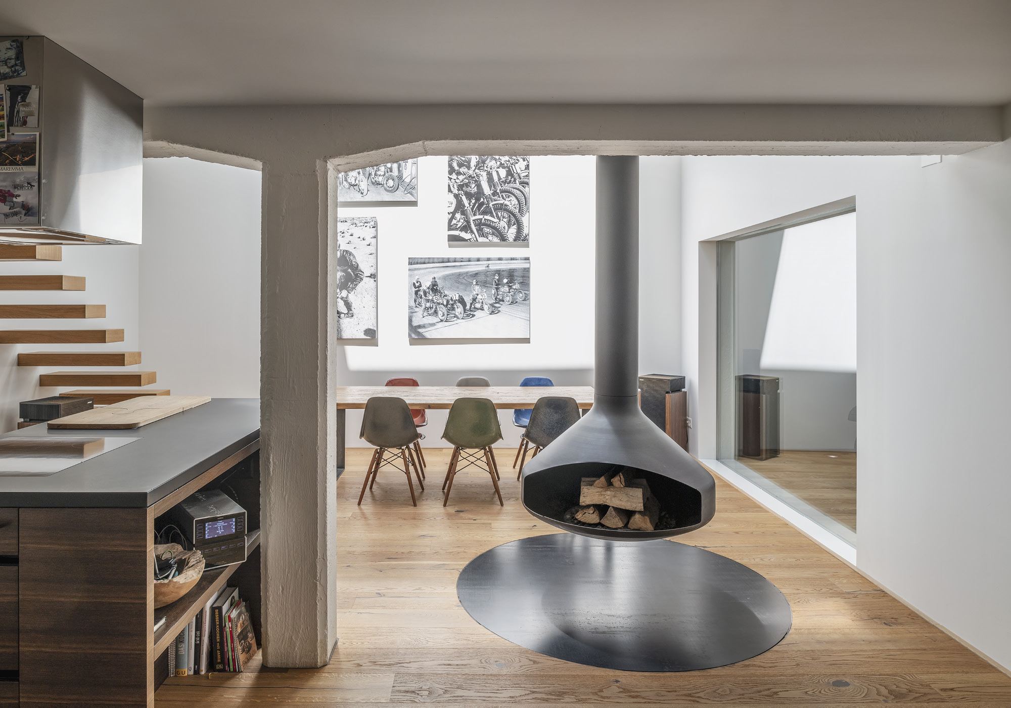 Suspended fireplace above a round steel floor plate – Interiors and landscape, Wohlen AG