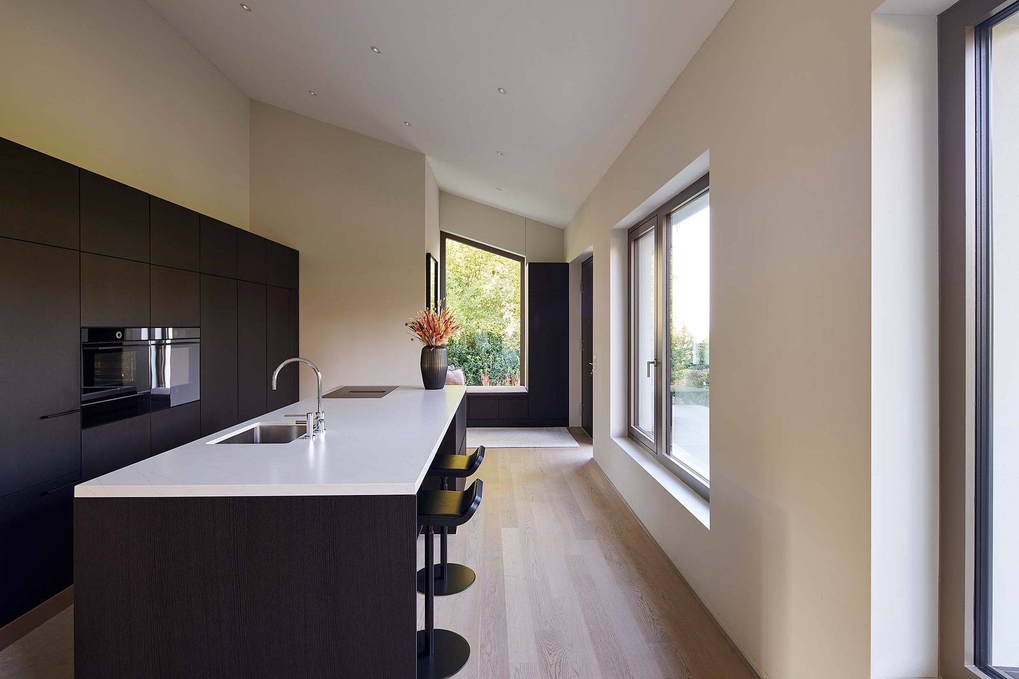 Kitchen with dark fronts and white worktop – Interiors and landscape, Zumikon