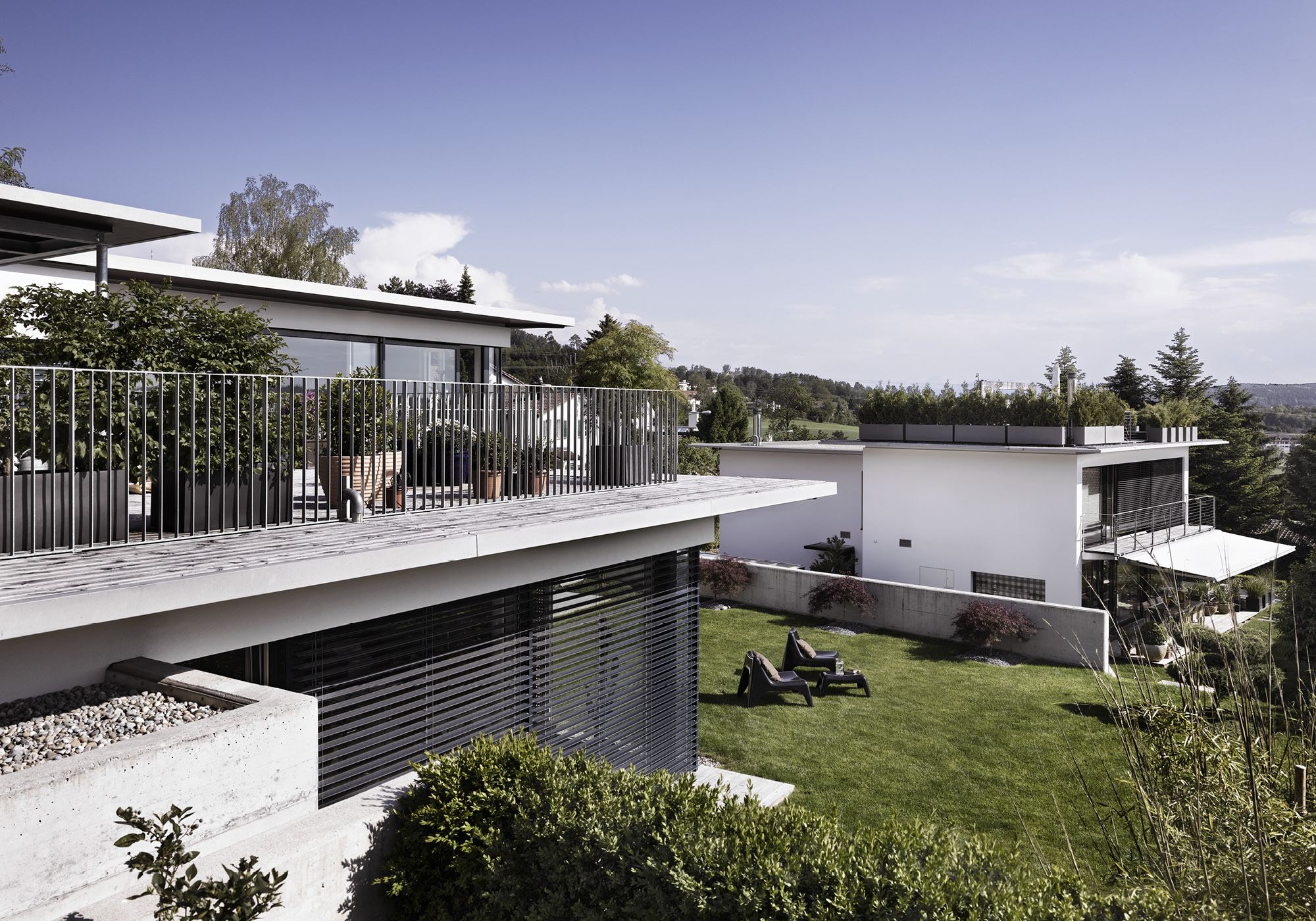 Terrace with balustrade above the garden – Single-family house in Uitikon