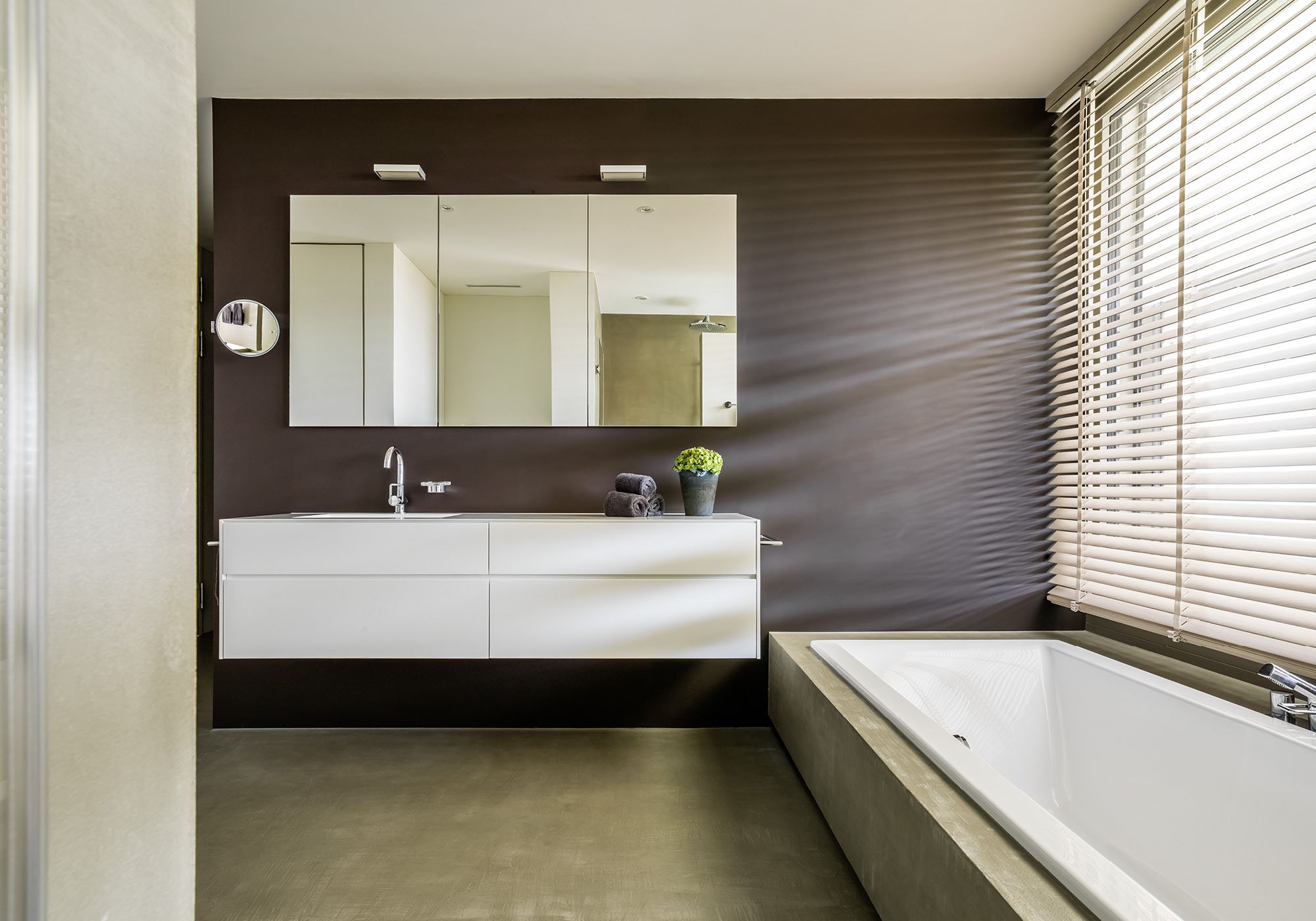 Bathroom with dark wall and built-in bath – Single-family house in Schindellegi