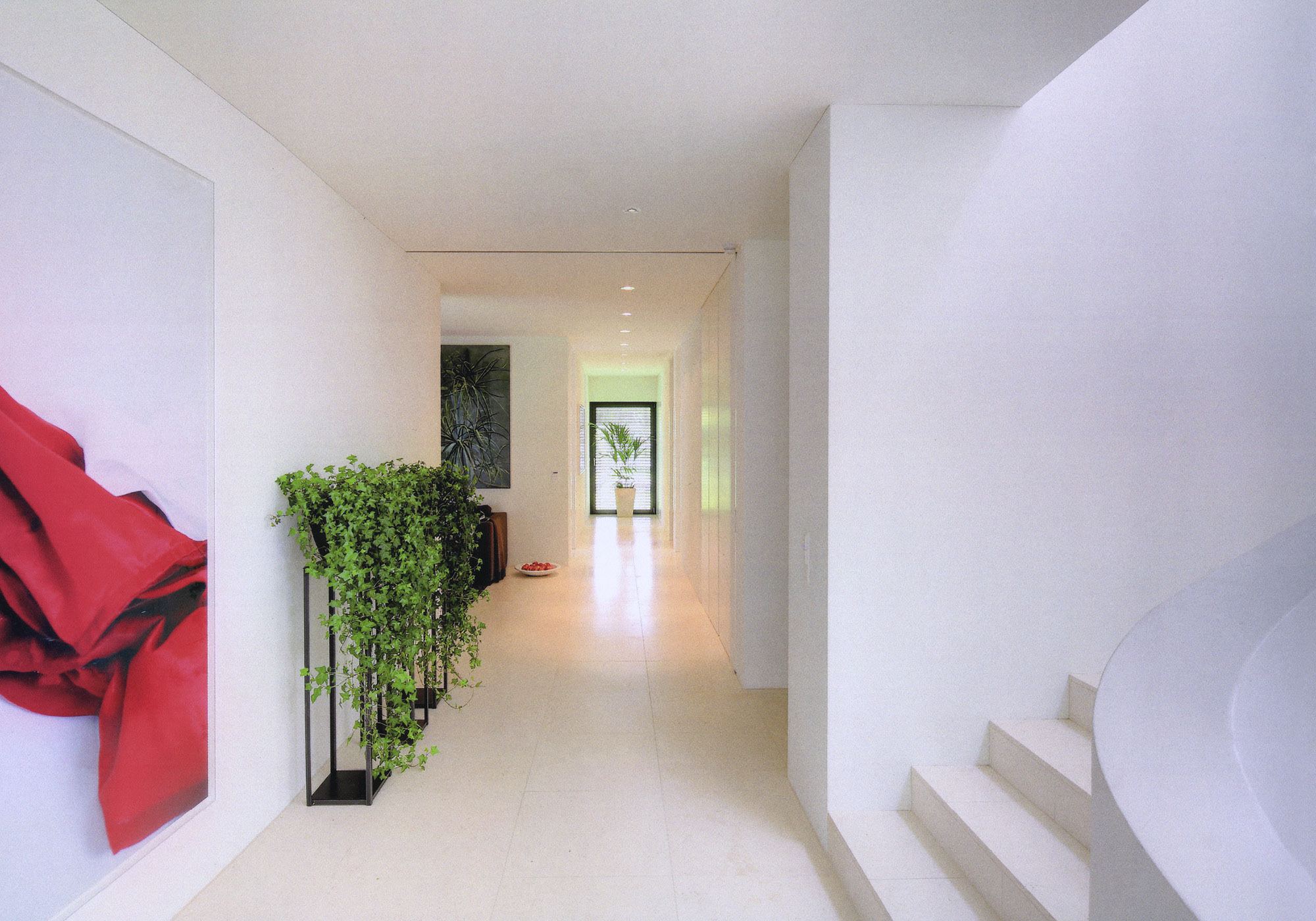 Bright hallway with art and plants – Single-family house in Meilen