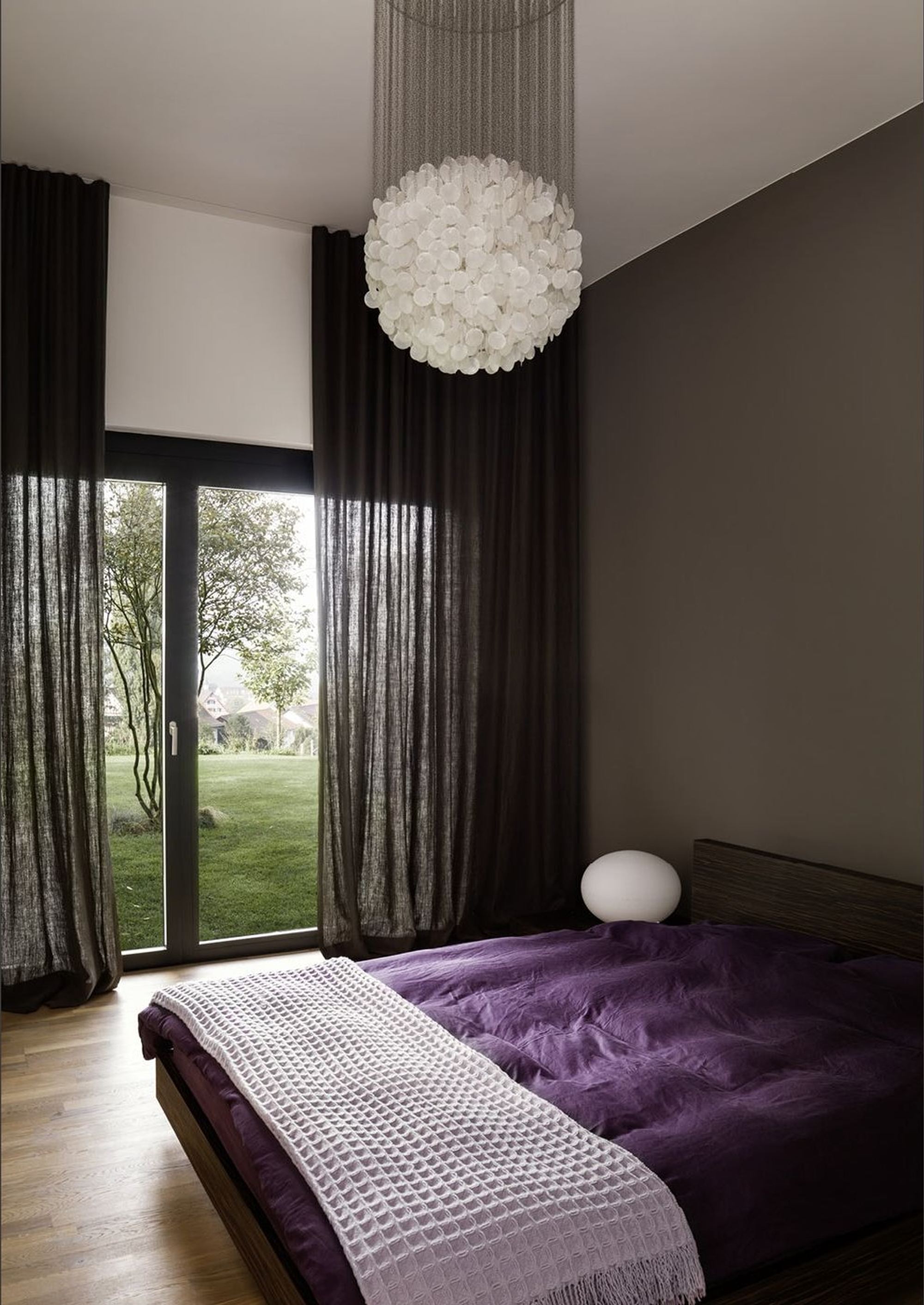 Bedroom with dark curtains and feather pendant – Single-family house in Uitikon