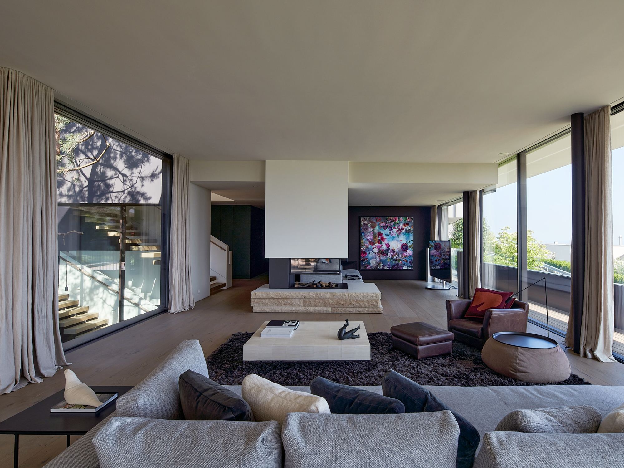 Living area with free-standing fireplace and seating group – Single-family house in Schindellegi