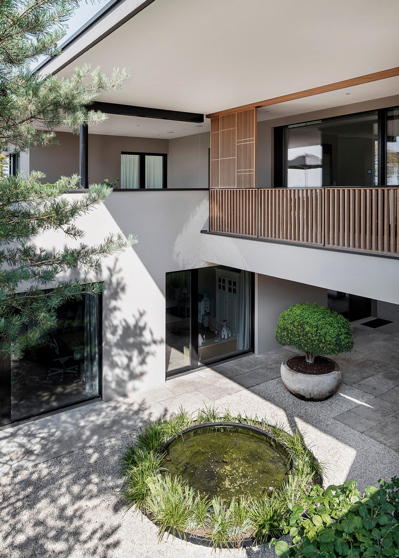 Round water basin below the timber balcony