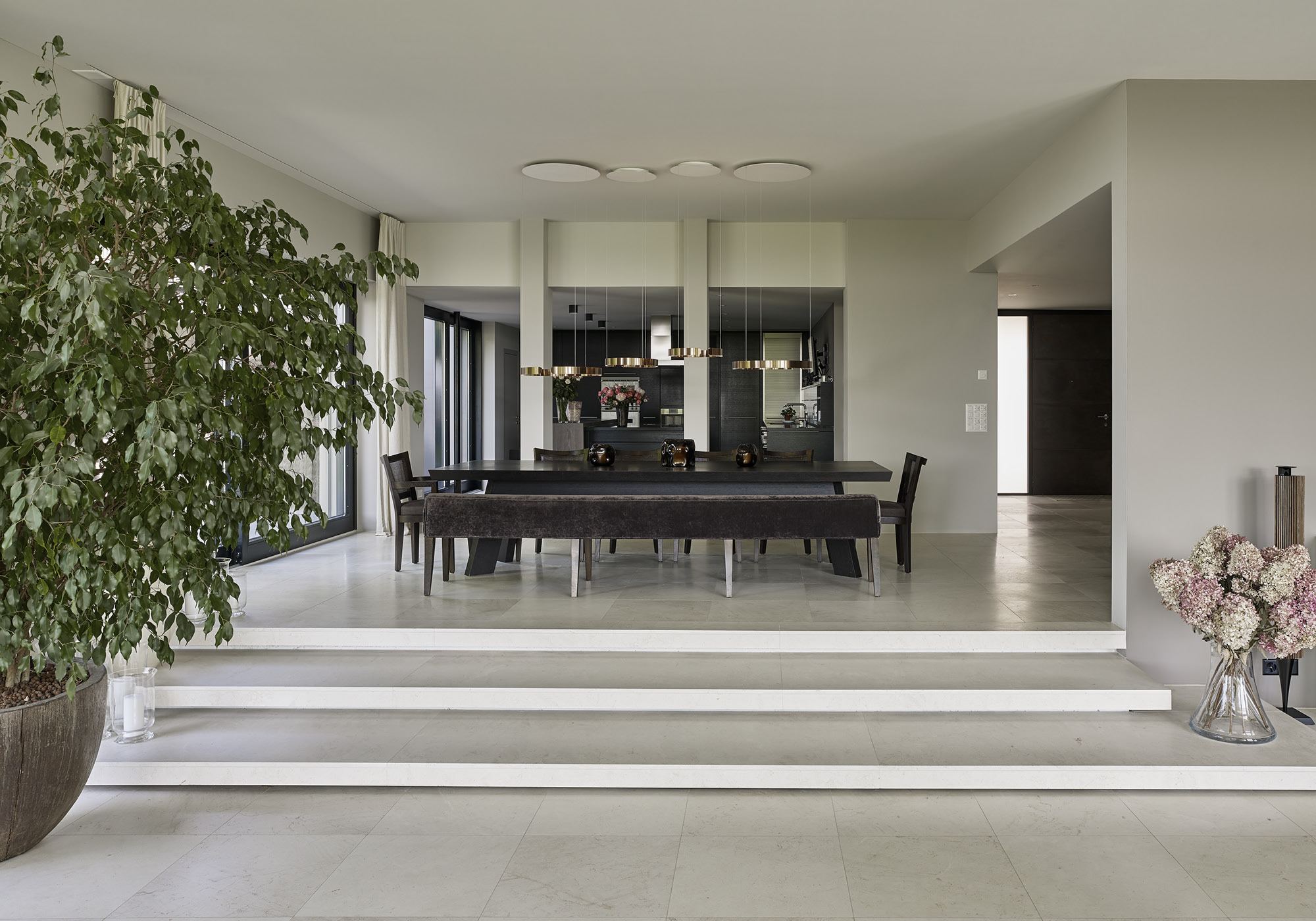 Dining room with steps and long table – Single-family house in Uitikon