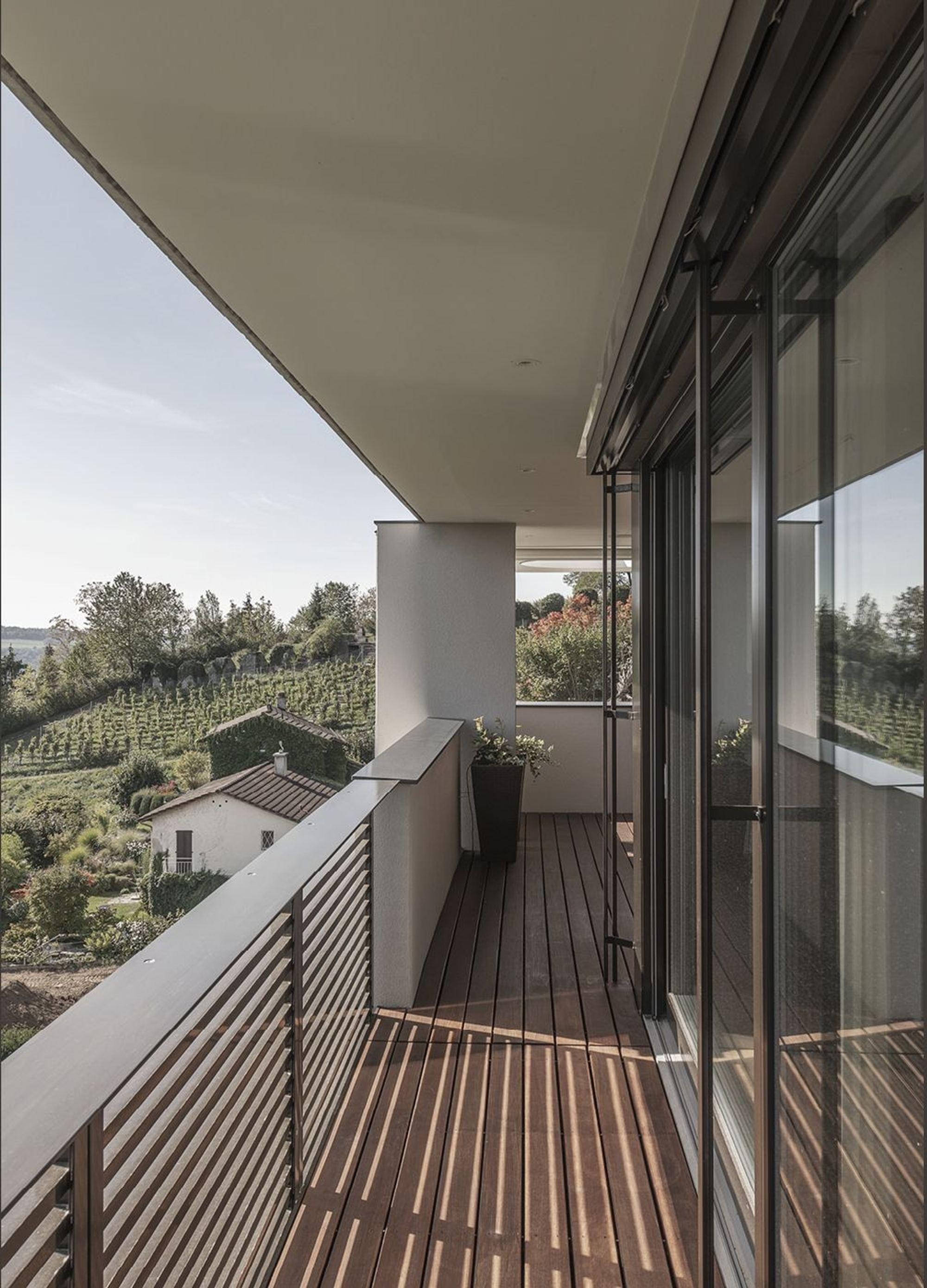 Narrow balcony with timber floor and railing – Single-family house in Uitikon