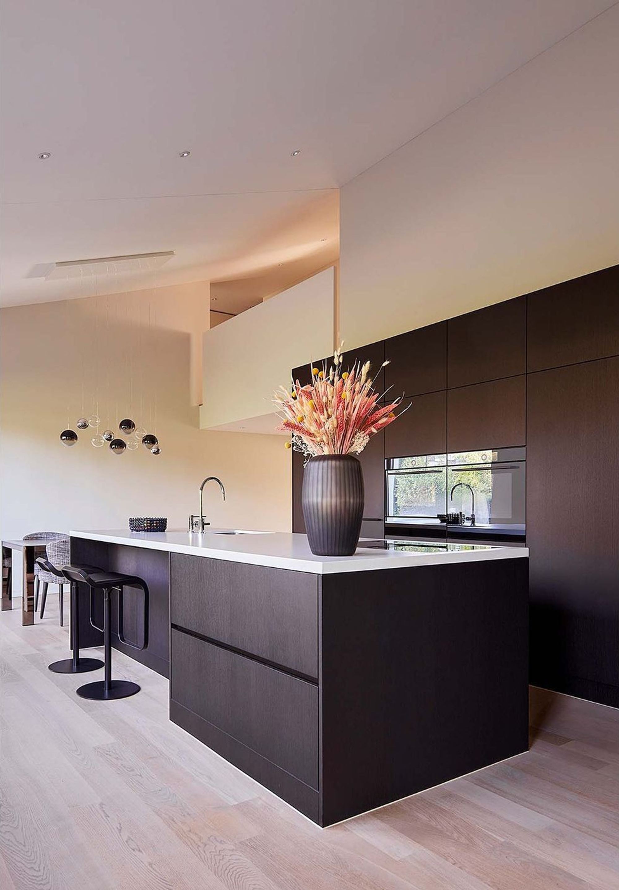 Kitchen island with dark fronts and bar stool – Interiors and landscape, Zumikon