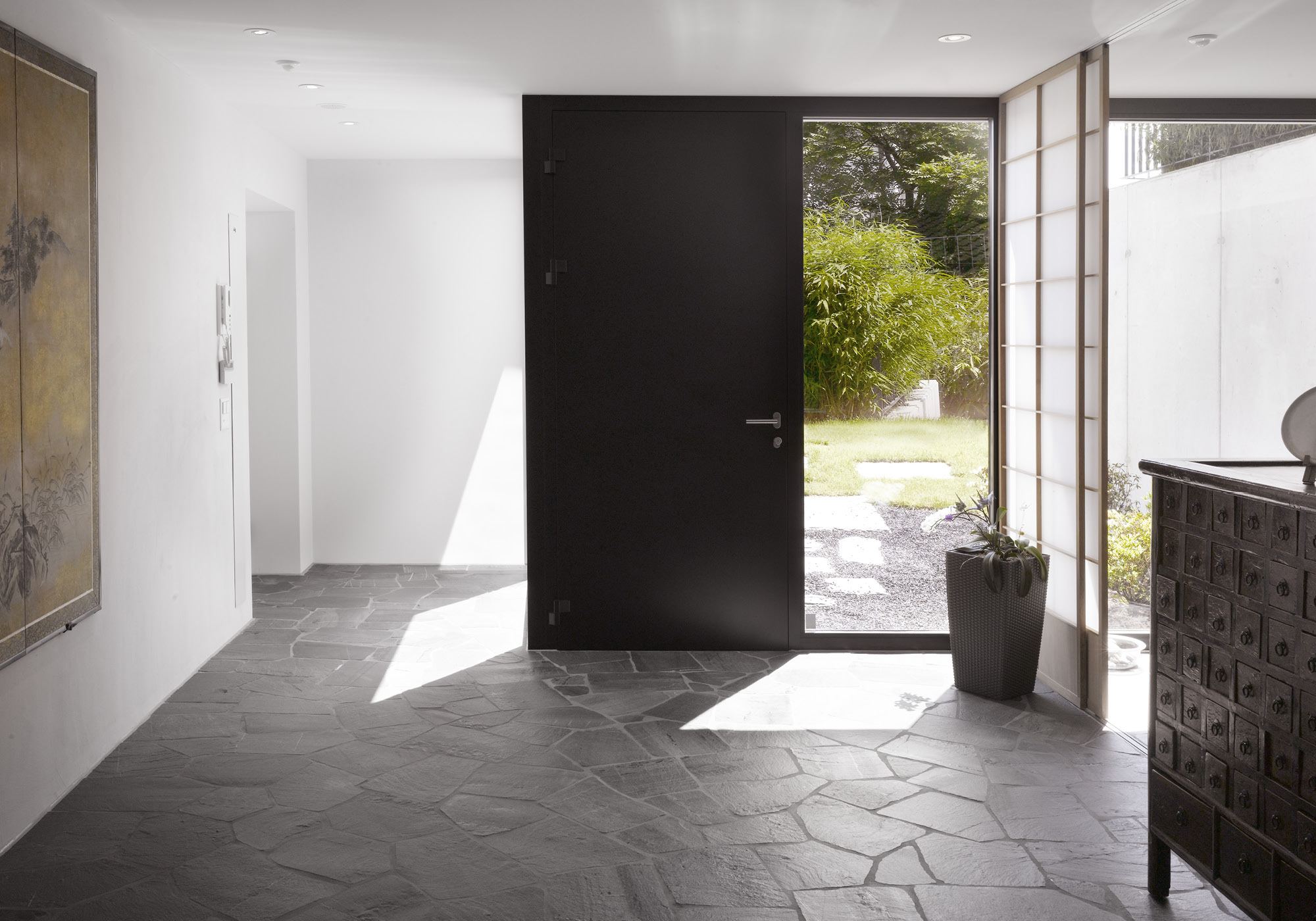 Entrance with slate floor and shoji screen – Single-family house in Wettingen