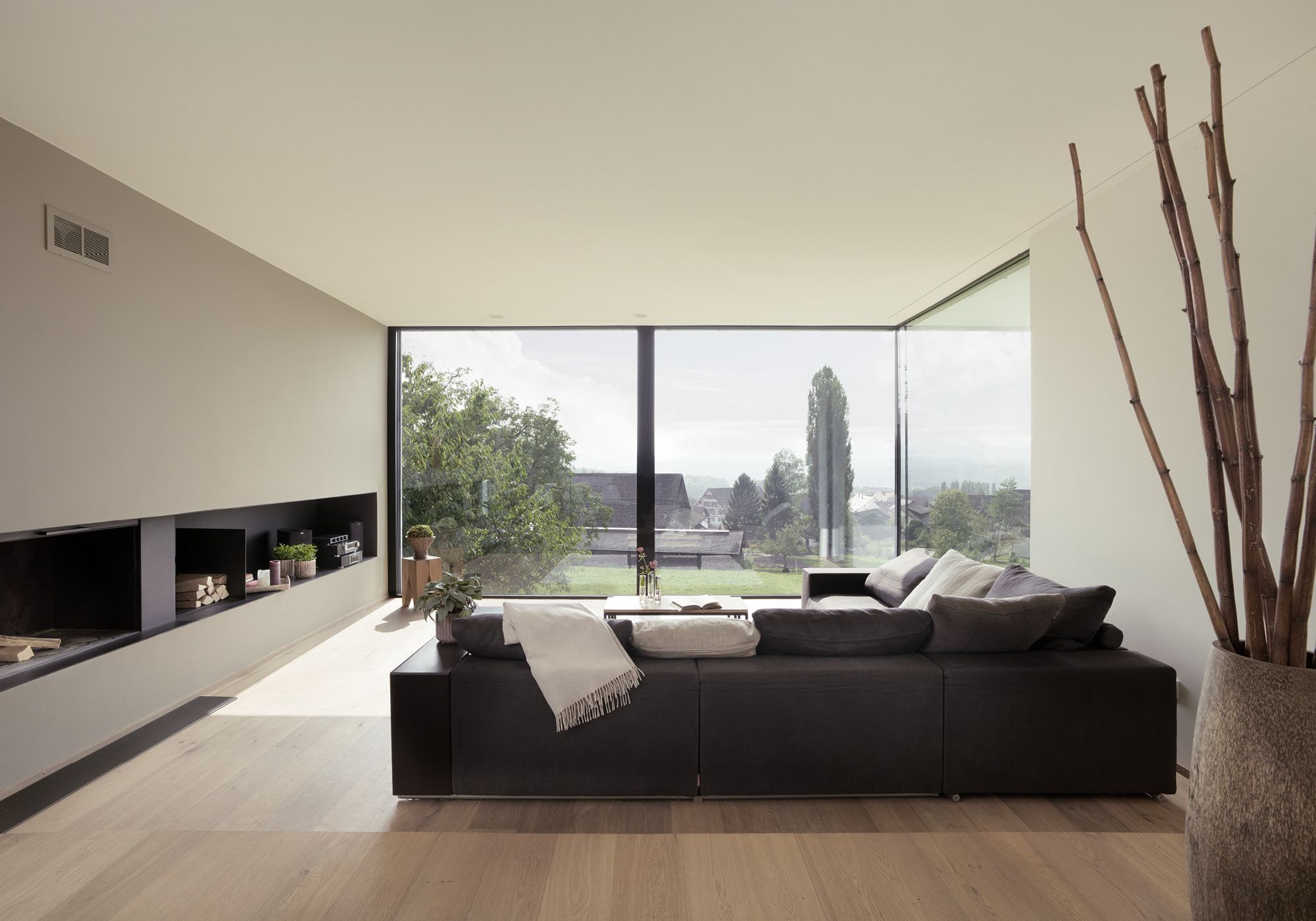 Living room with large glass front and corner sofa – Single-family house in Uitikon