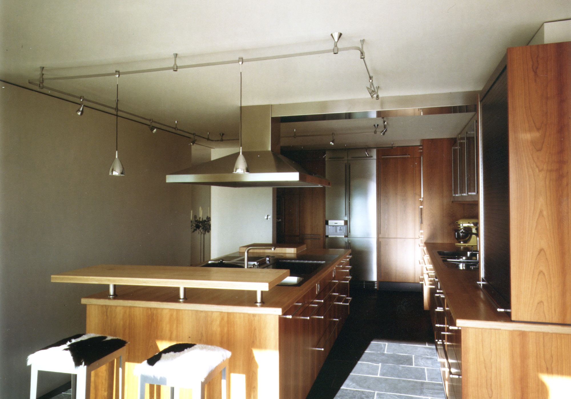 Kitchen with timber fronts and bar stools – Single-family house