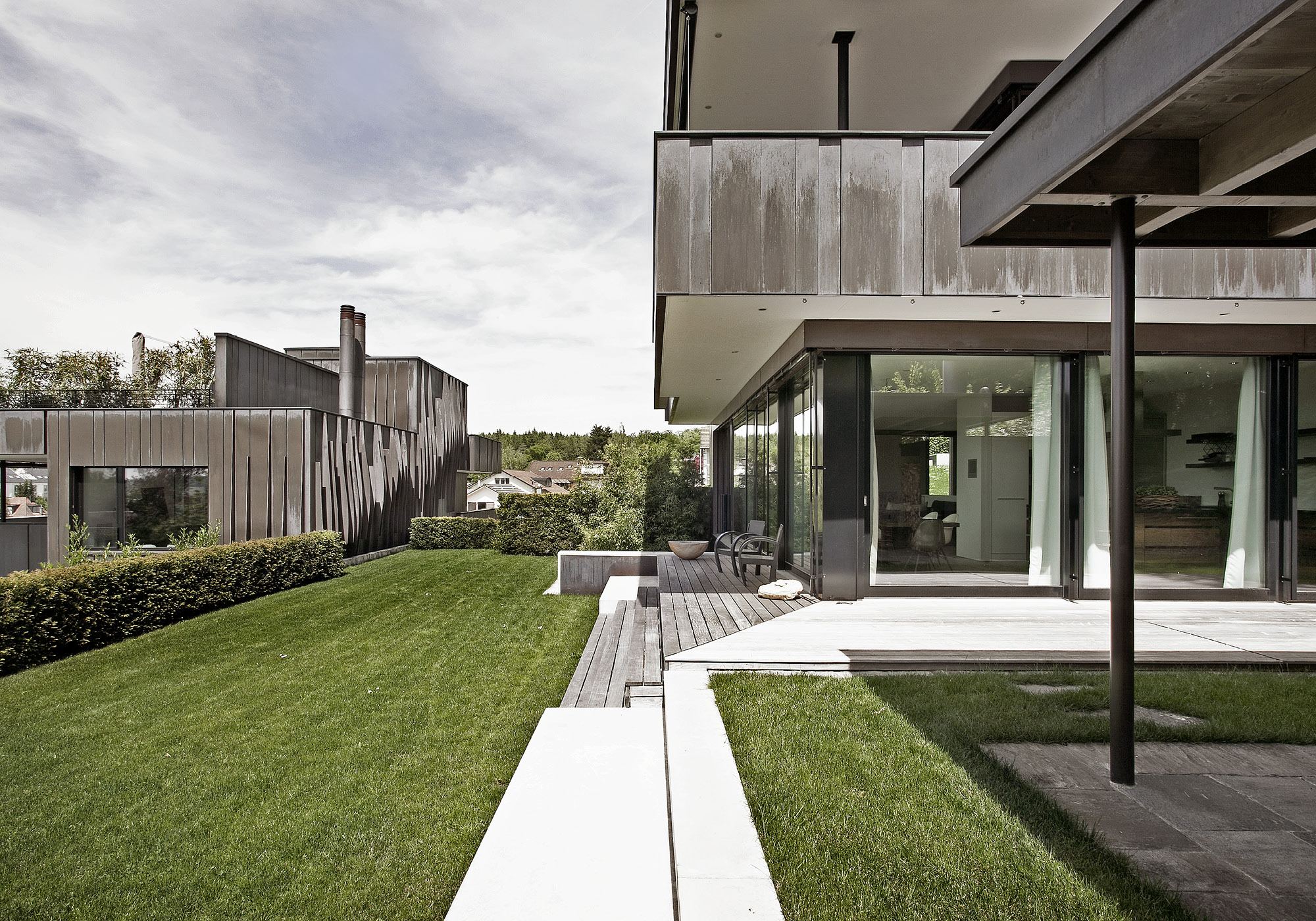 Terrace with column and lawn – Apartment building in Uitikon
