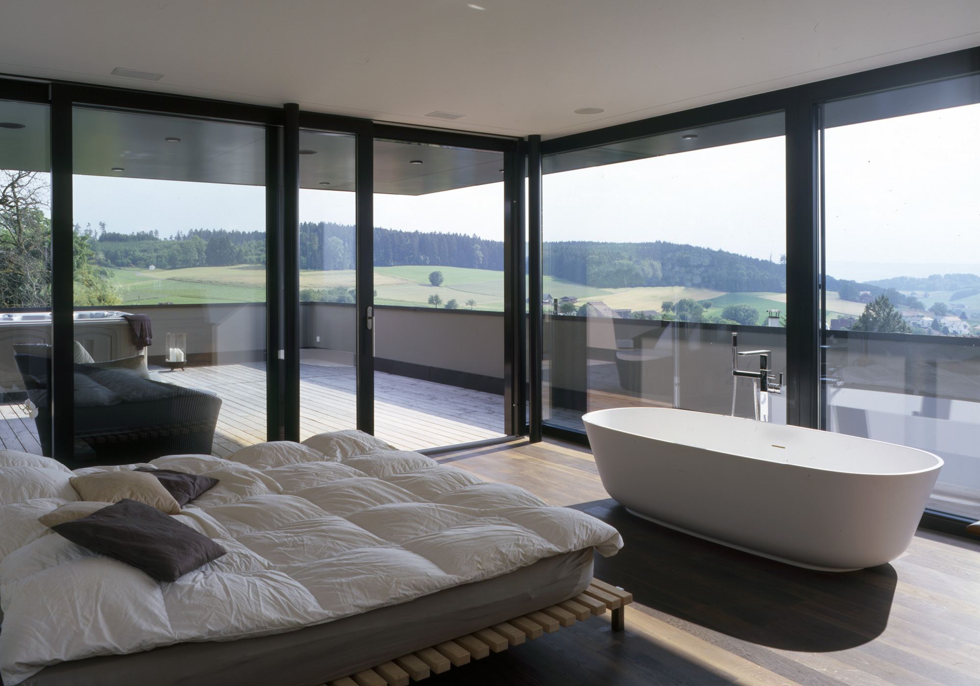 Bedroom with bathtub and panoramic view – Single-family house in Bonstetten