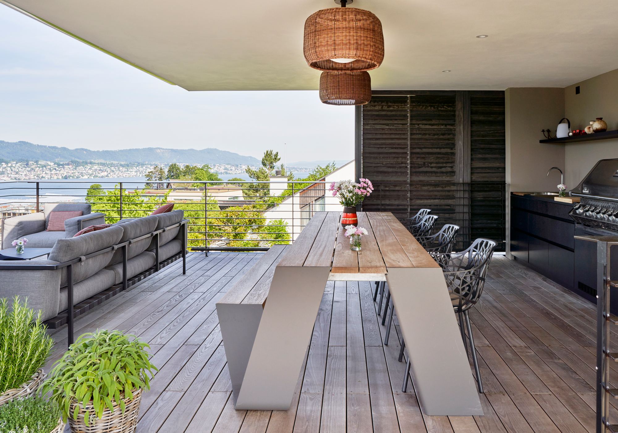 Covered terrace with dining table, outdoor kitchen and lake view – Single-family house in Herrliberg