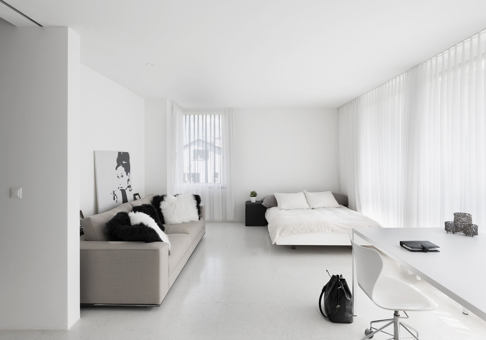 White bedroom with sofa and desk – Single-family house in Zürich