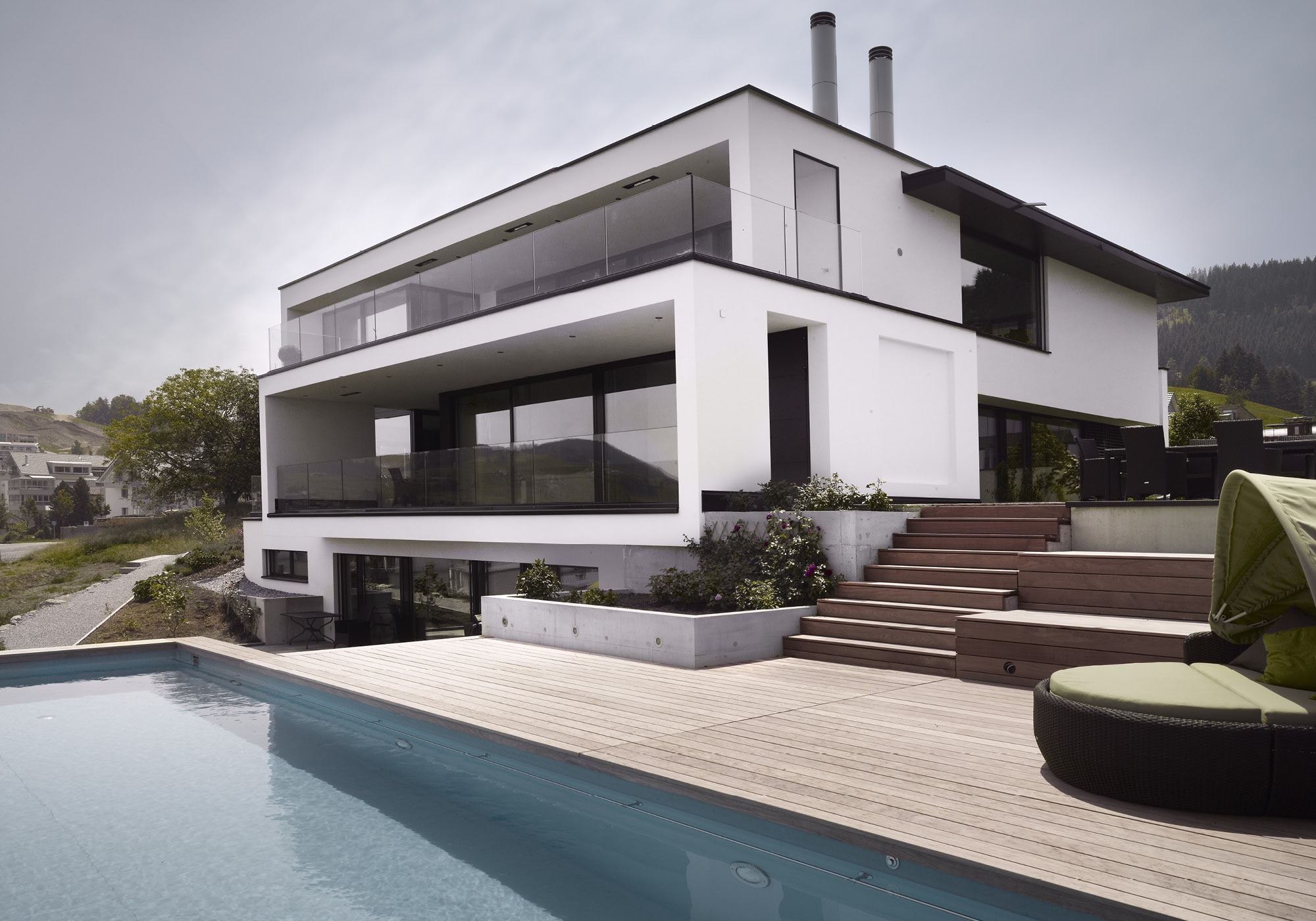 Pool with timber deck and wide outdoor steps – Single-family house in Schindellegi