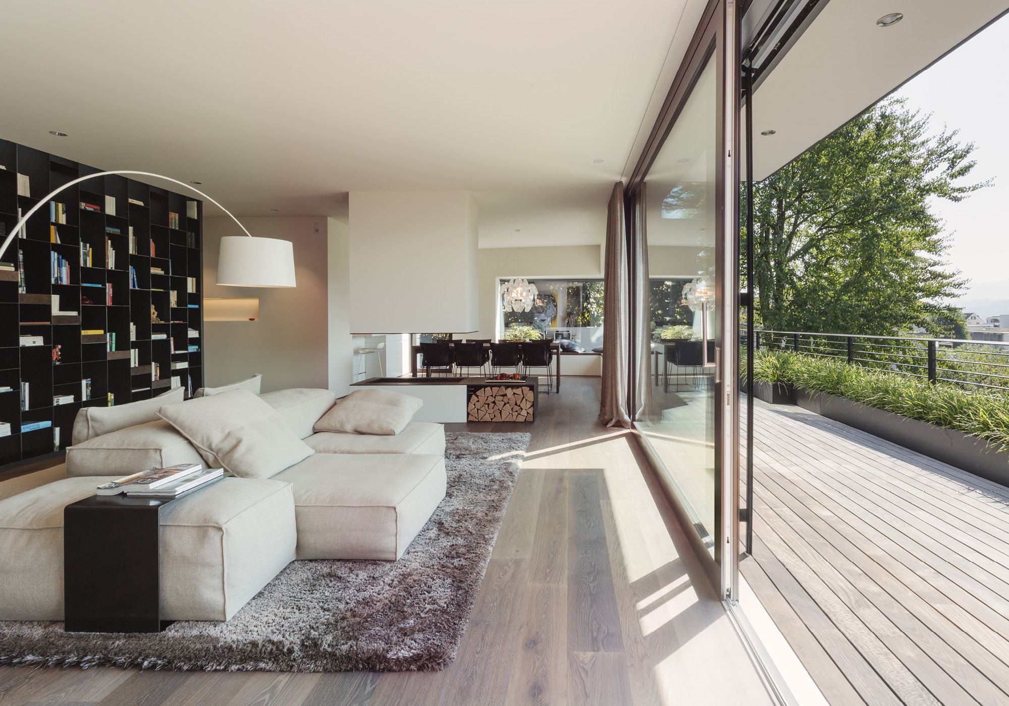 Living room with sofa, arc lamp and bookshelf – Single-family house in Meilen