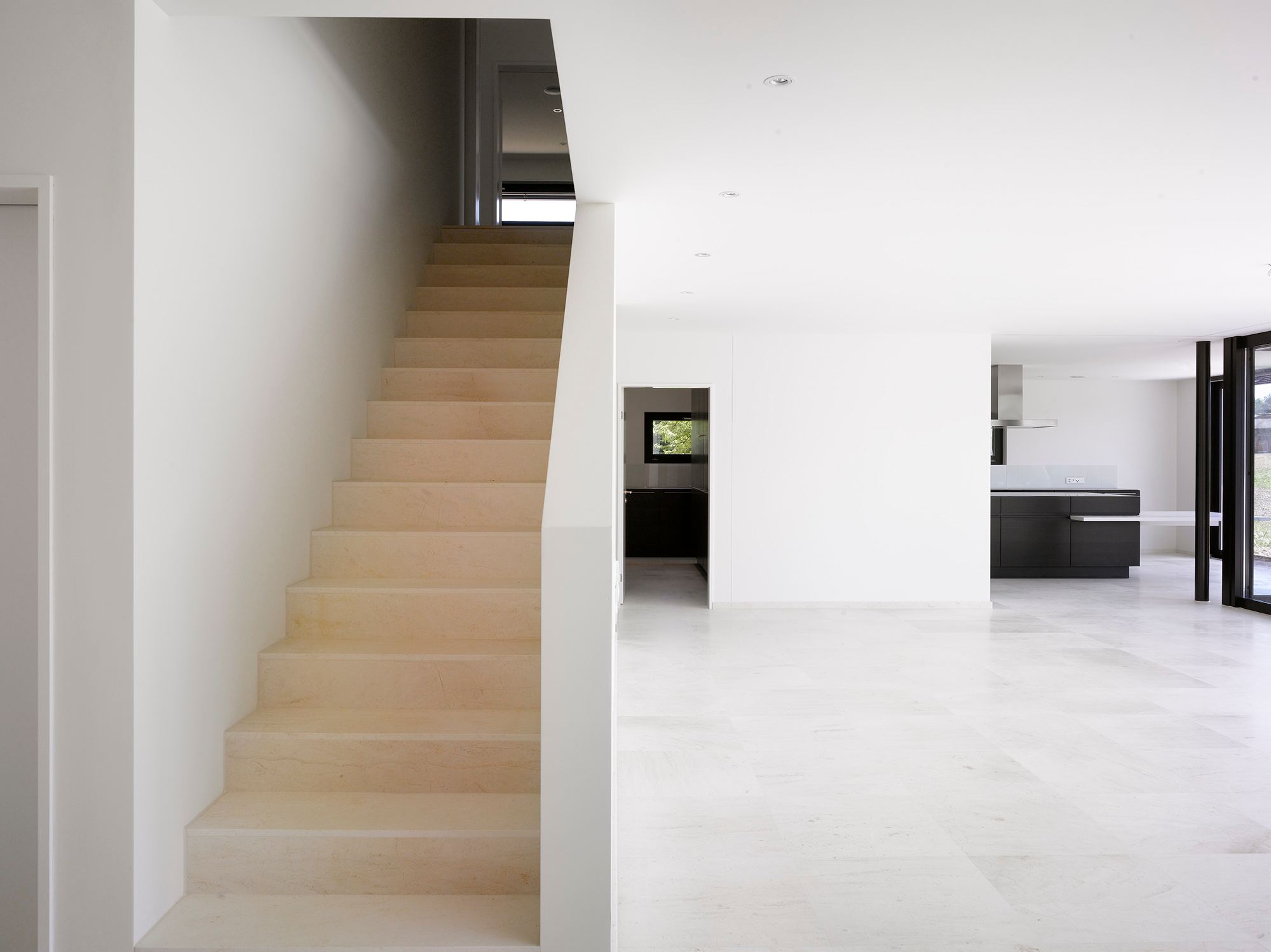 Timber staircase between white walls – Single-family house in Mülligen