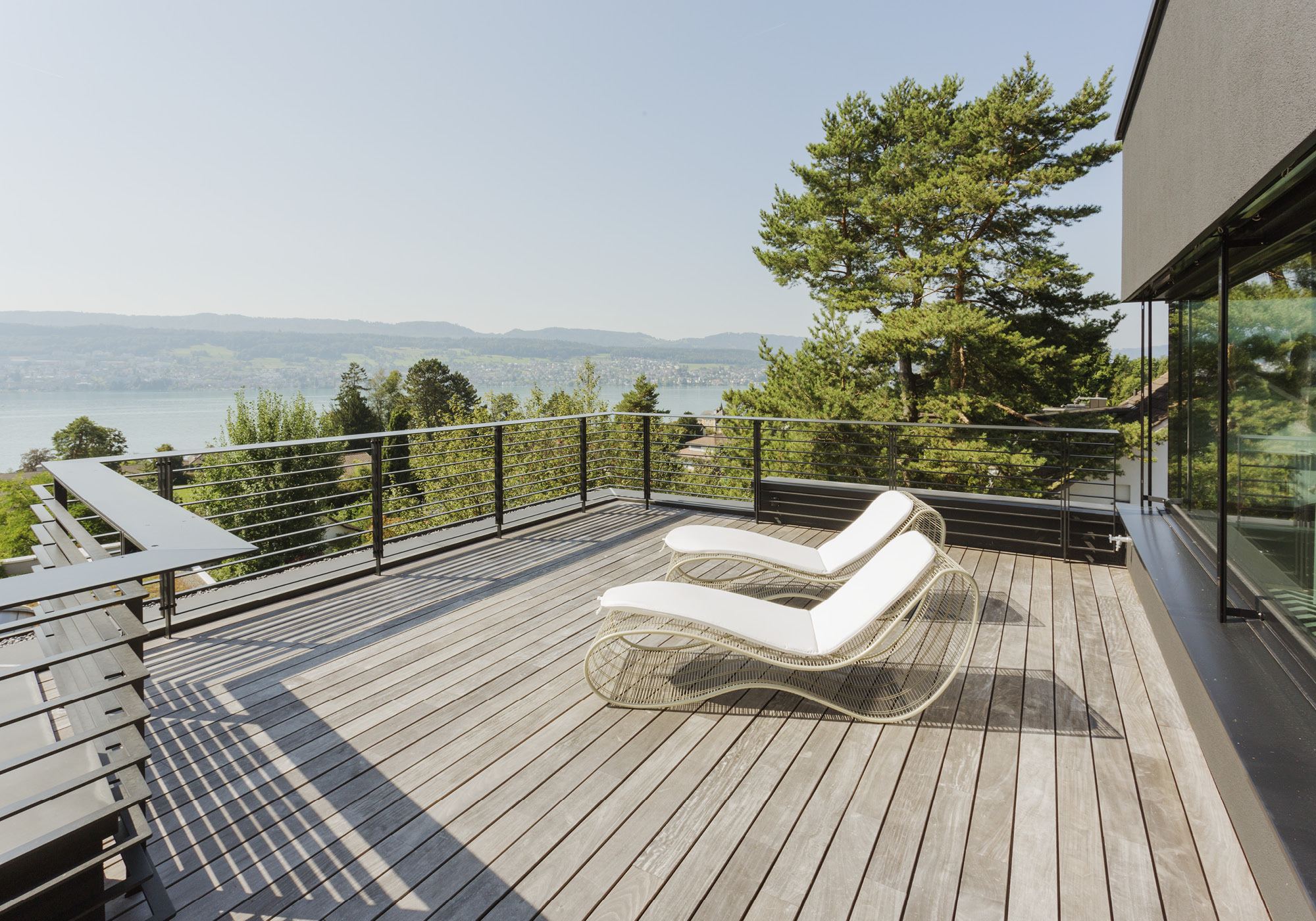 Roof terrace with loungers and view of Lake Zurich – Single-family house in Meilen