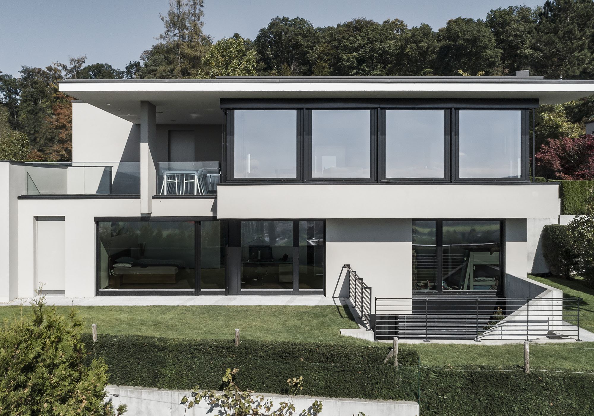 Garden facade with large glass fronts – Single-family house in Uitikon