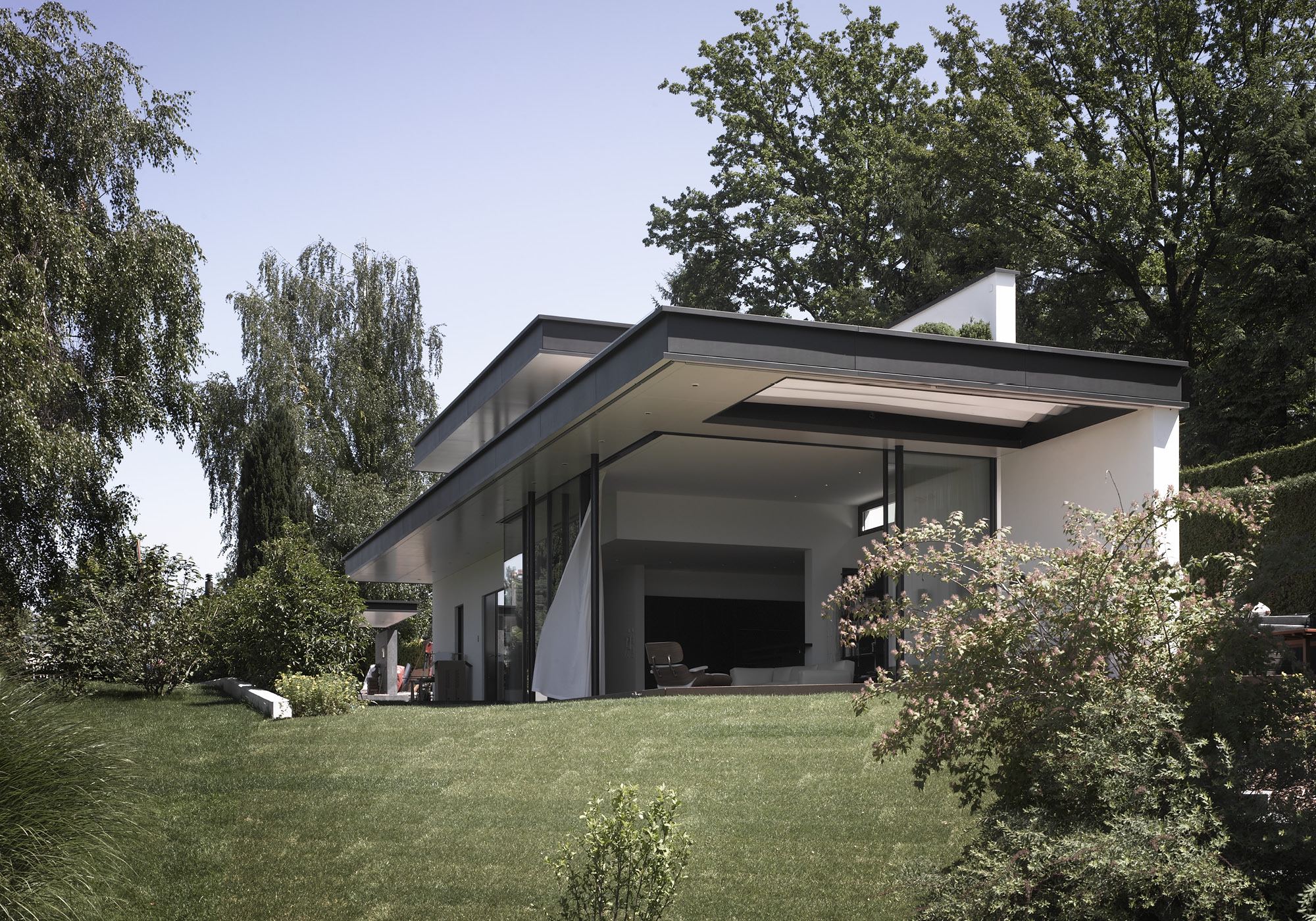 Cantilevered roof over the glazed garden side – Single-family house in Lachen