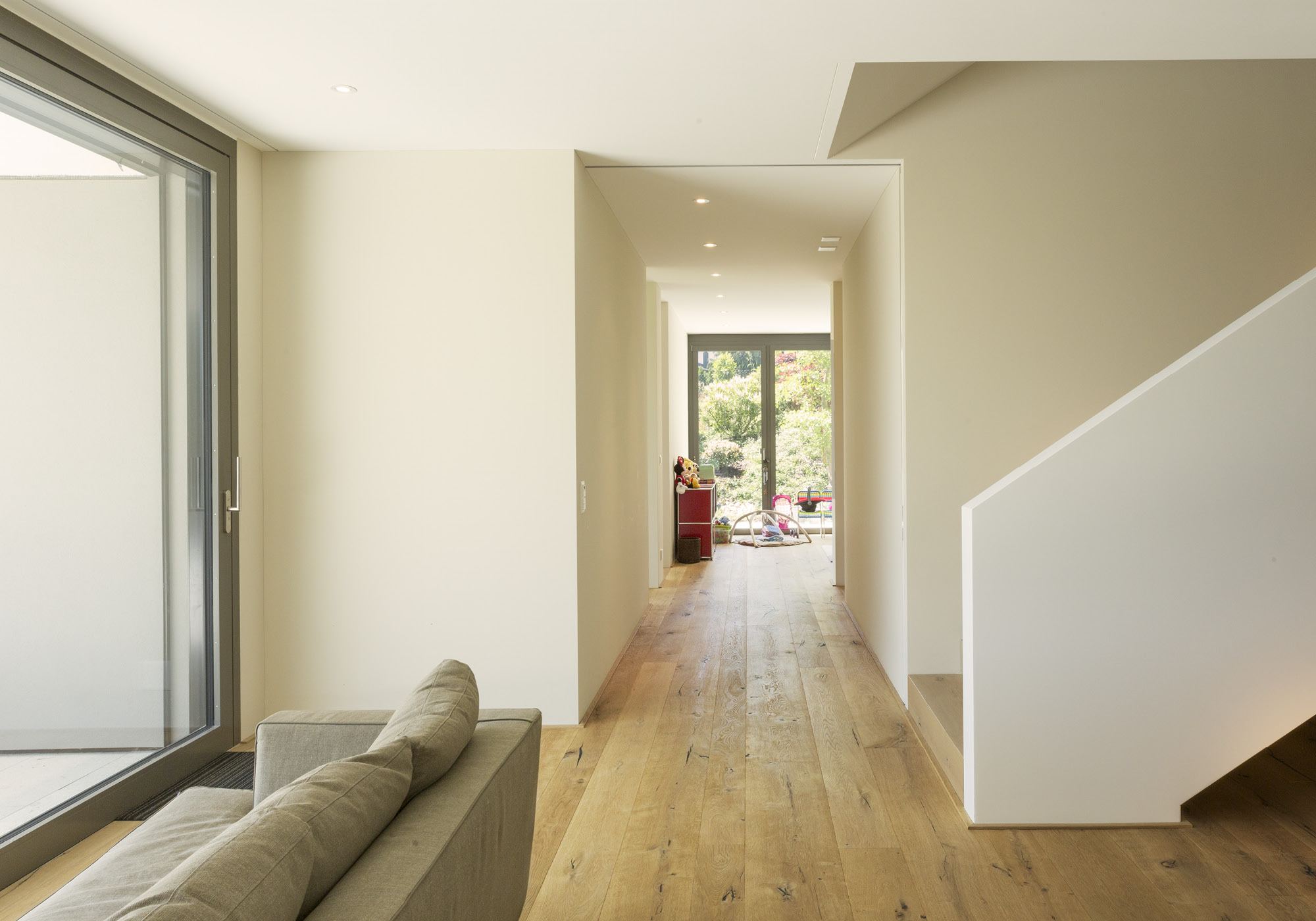 Hallway along the stairs with view to the garden – Single-family house in Uitikon