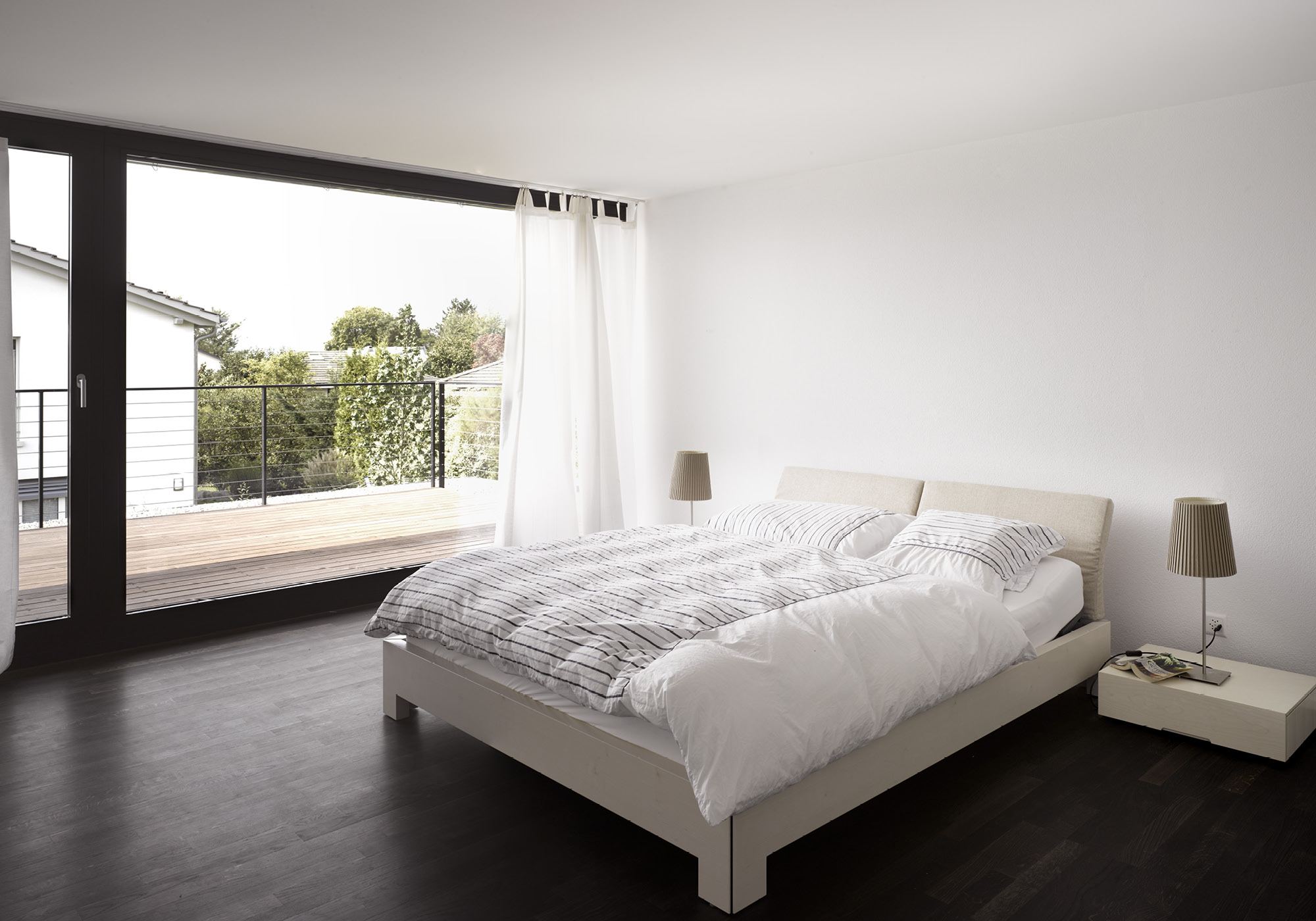 Bedroom with double bed and balcony door – Single-family house in Möriken